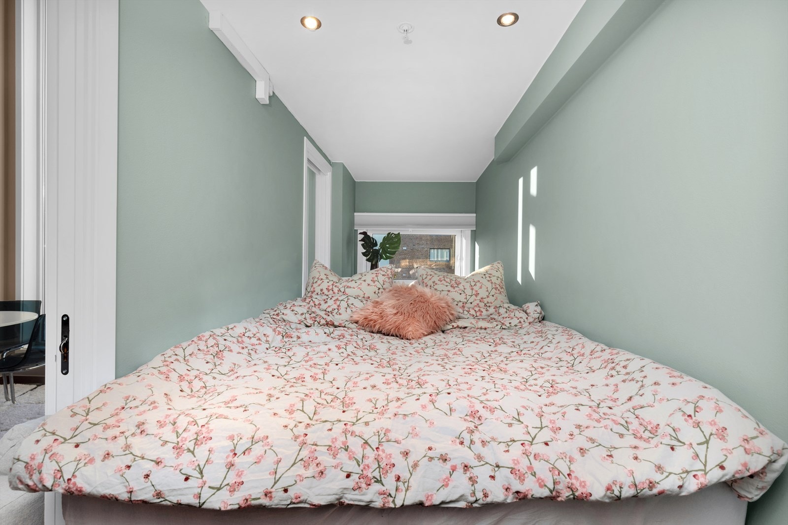 Soverommet har skyvedør på hver som side av sengen som gjør at man får flere innredningsmuligheter. I dag er det innredet med en dobbeltseng (150) med garderooppheng på den ene siden og kommode på den andre siden Galleribilde