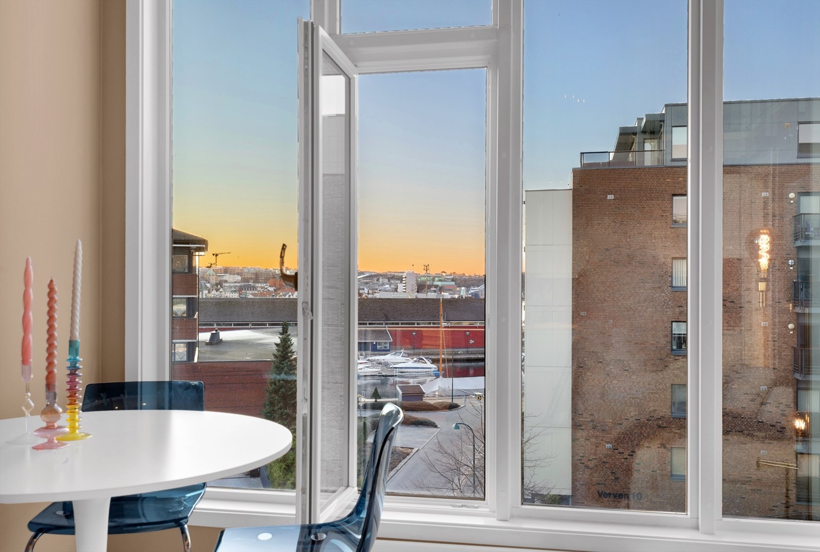 En av de bedre beliggenhetene i blokken som gir deg en herlig åpen utsikt mot sjø Galleribilde