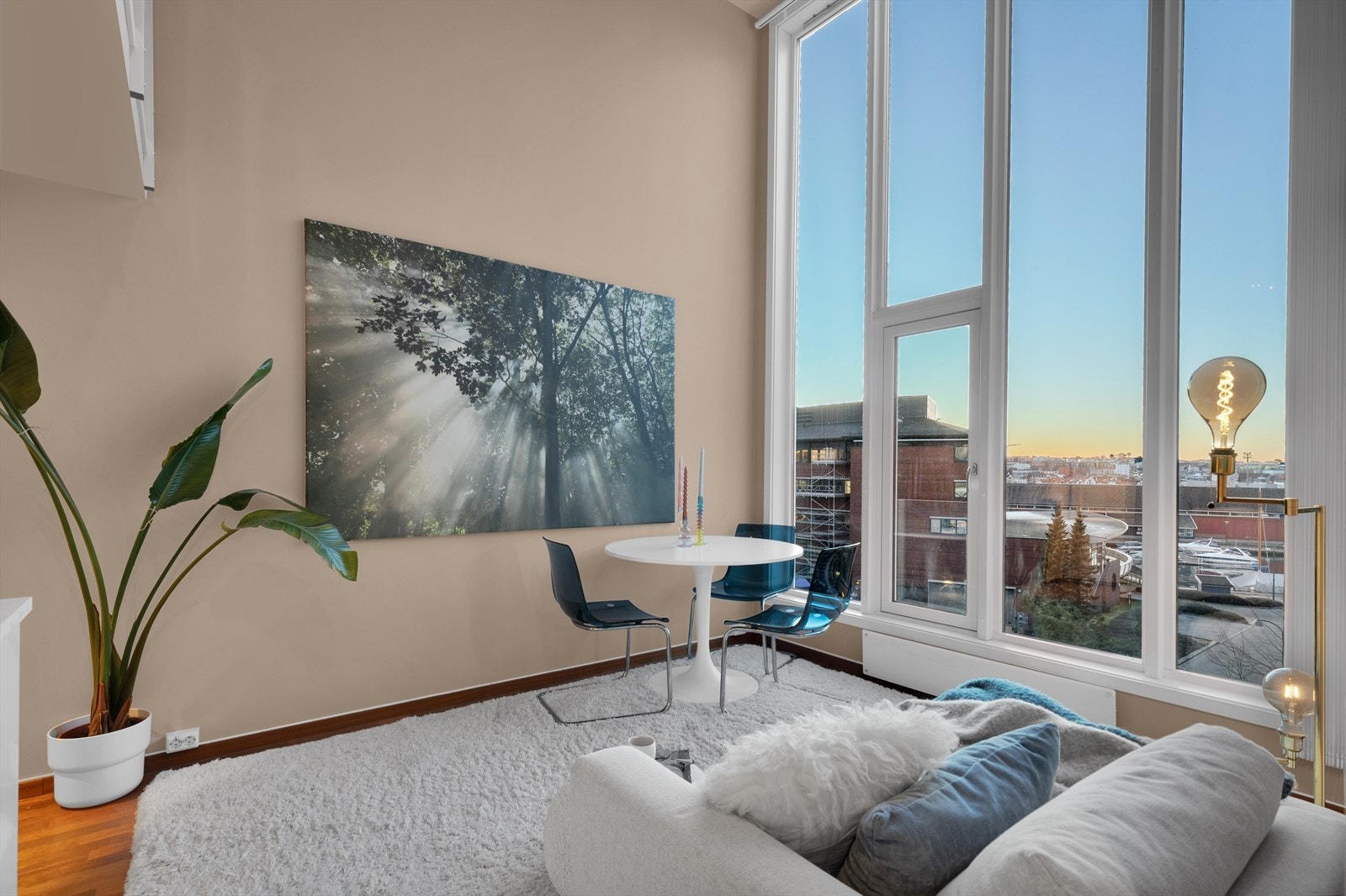 Verven 2B har en attraktiv beliggenhet i sentrumsnære og maritime omgivelser. Herfra kan man følge "Den Blå Promenade" langs sjøen inn til kjernen av Stavanger sentrum Galleribilde