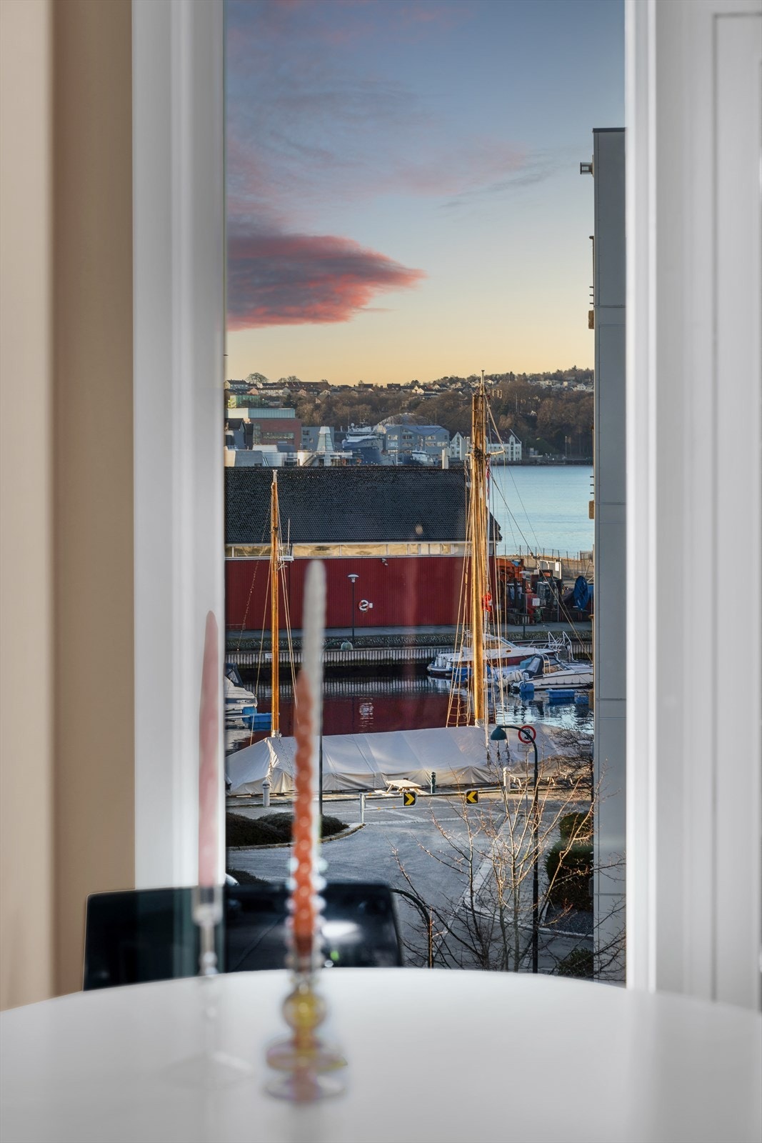 Fra flere områder i leiligheten kan man nyte utsikten Galleribilde