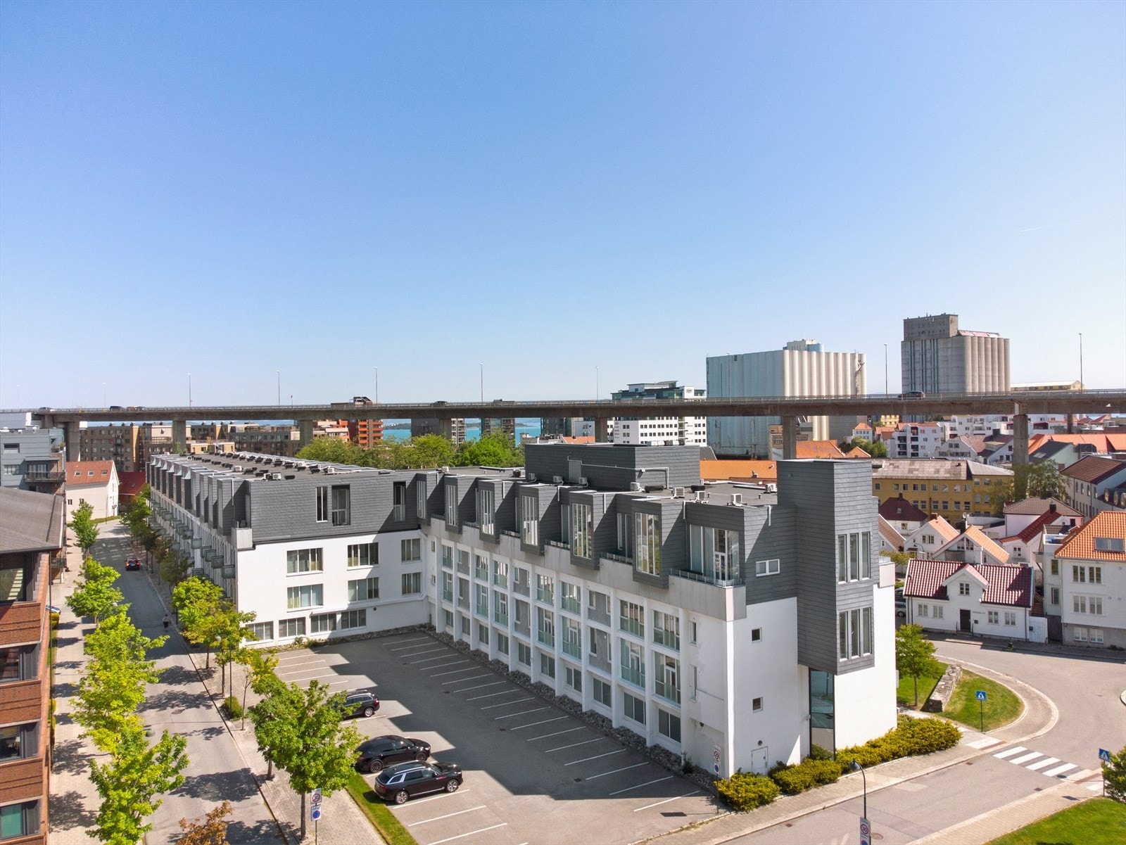 Verven 2B har en attraktiv beliggenhet i sentrumsnære og maritime omgivelser. Herfra kan man følge "Den Blå Promenade" langs sjøen inn til kjernen av Stavanger sentrum. Dette gjør at alt av byens fasiliteter og servicetilbud er innenfor direkte nærhet Galleribilde