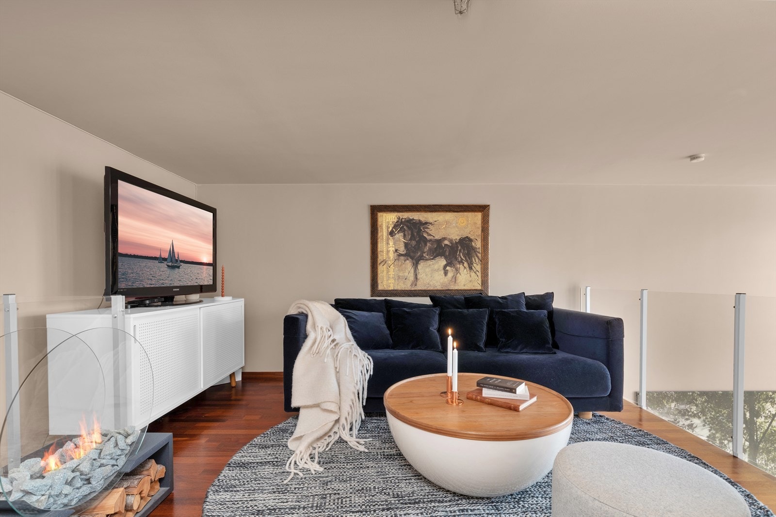 Lekker detalj med glassrekkverk som gjør at lyset fra vinduet slippes inn Galleribilde