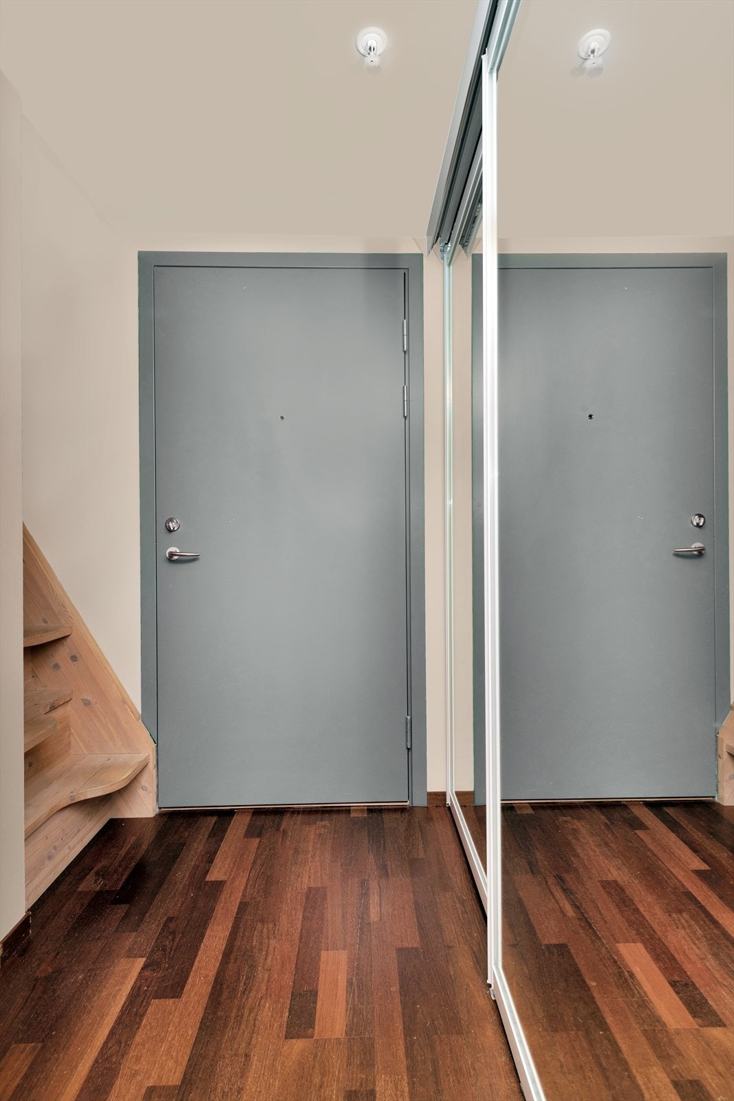 I gangen er det innredet med stort speilbelagt garderobeskap Galleribilde