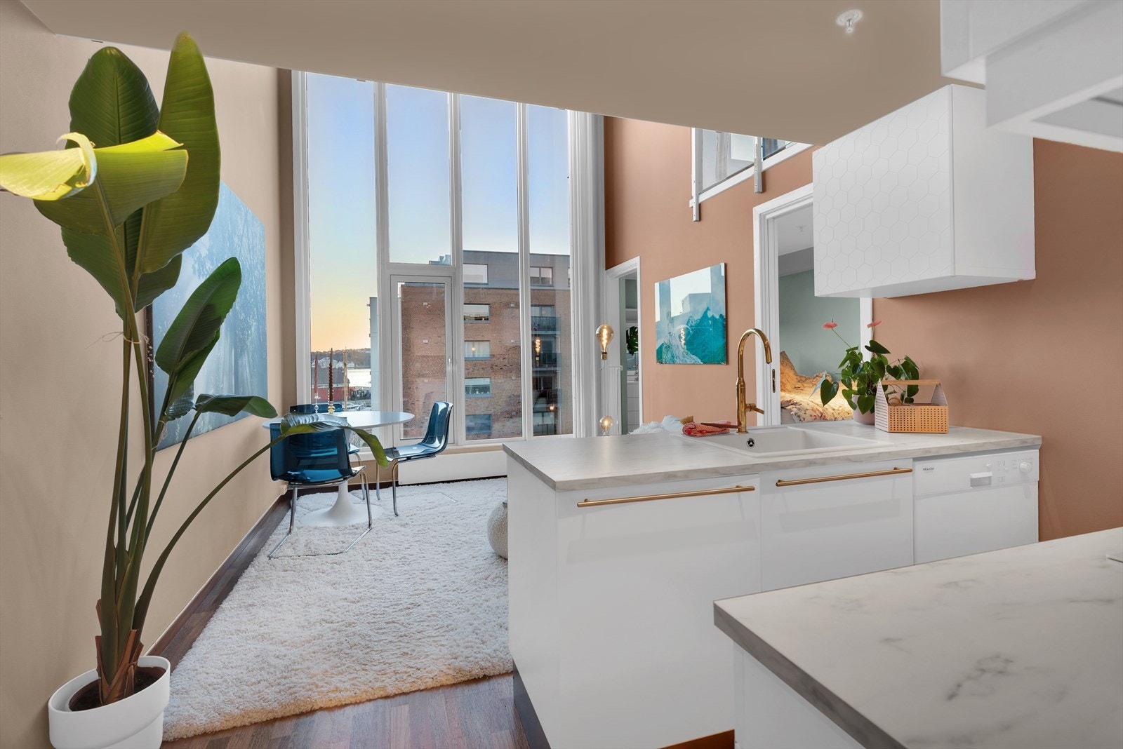 En praktisk åpen løsning mellom stue og kjøkken Galleribilde