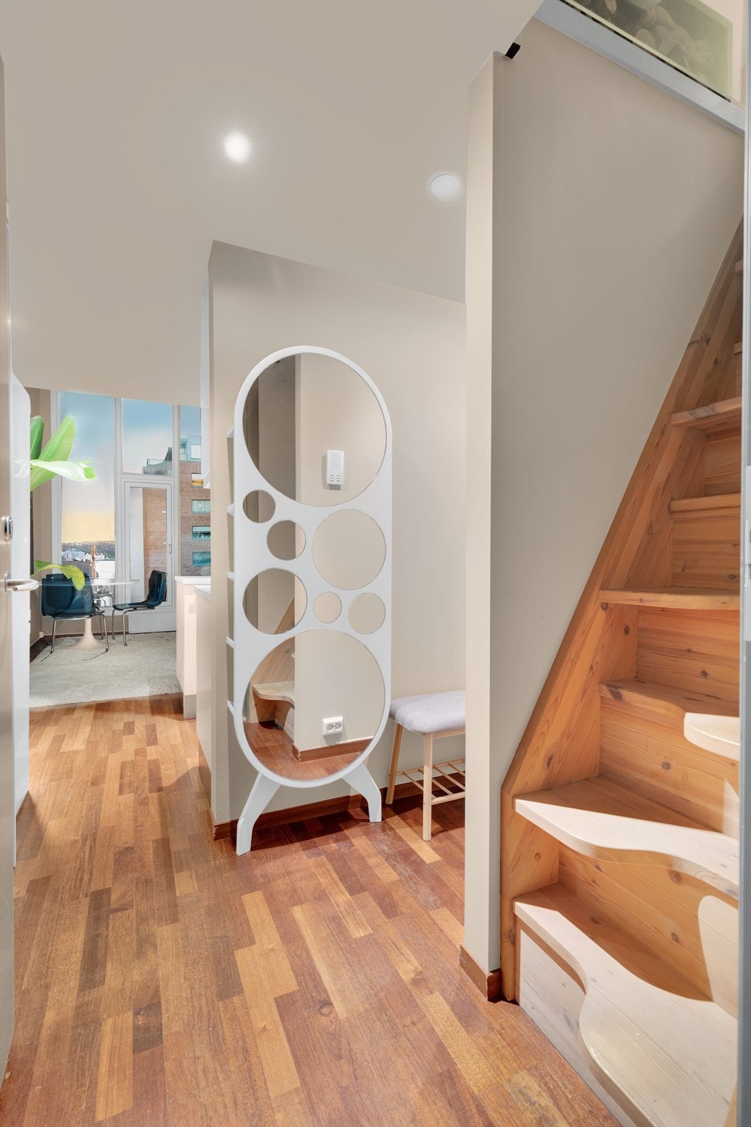 Entrè/gang. Trapp til hems tilfredsstiller ikke dagens krav for trapp til rom for varig opphold Galleribilde