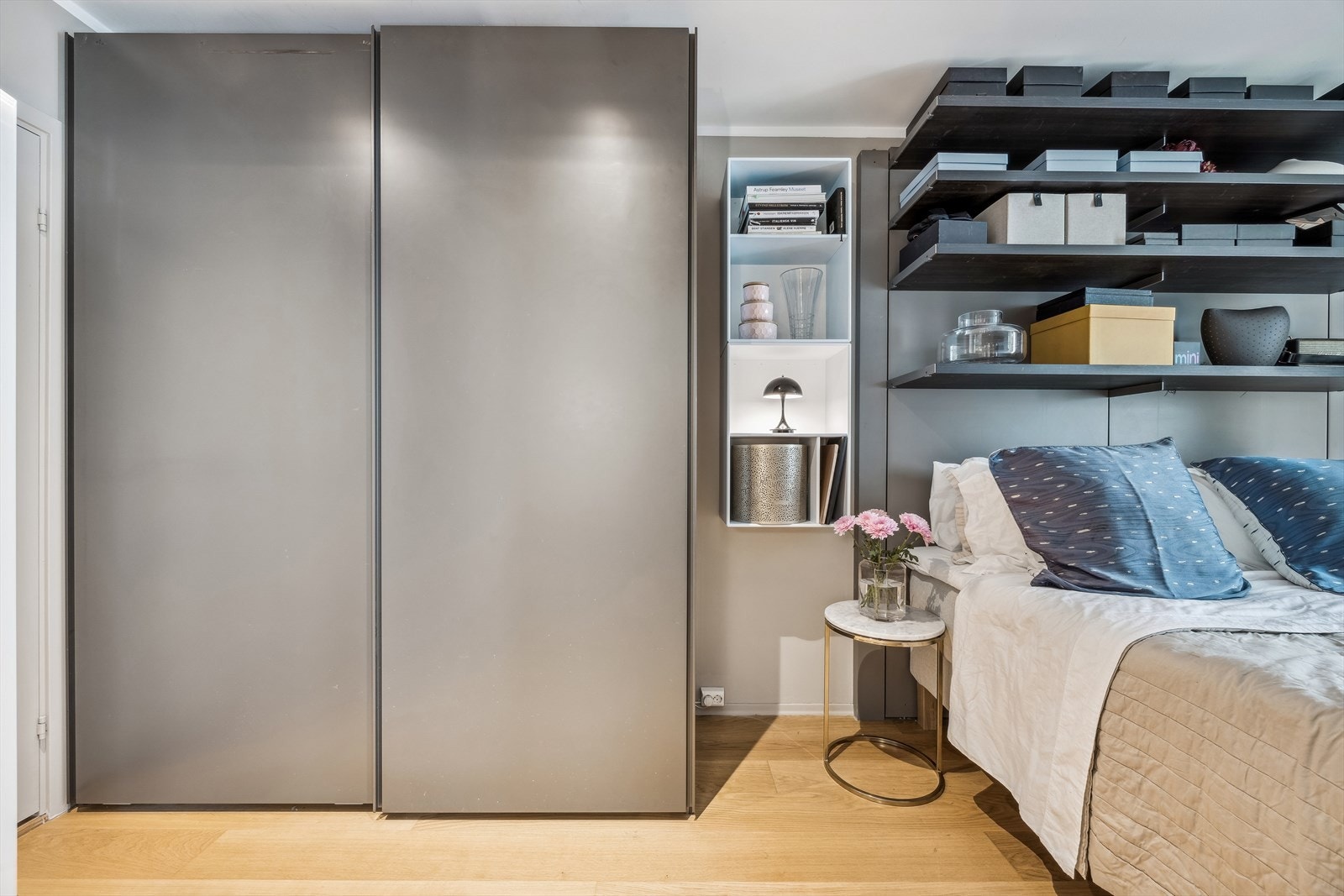 Garderobe av god størrelse. Inngang til baderom fra soverommet. Galleribilde