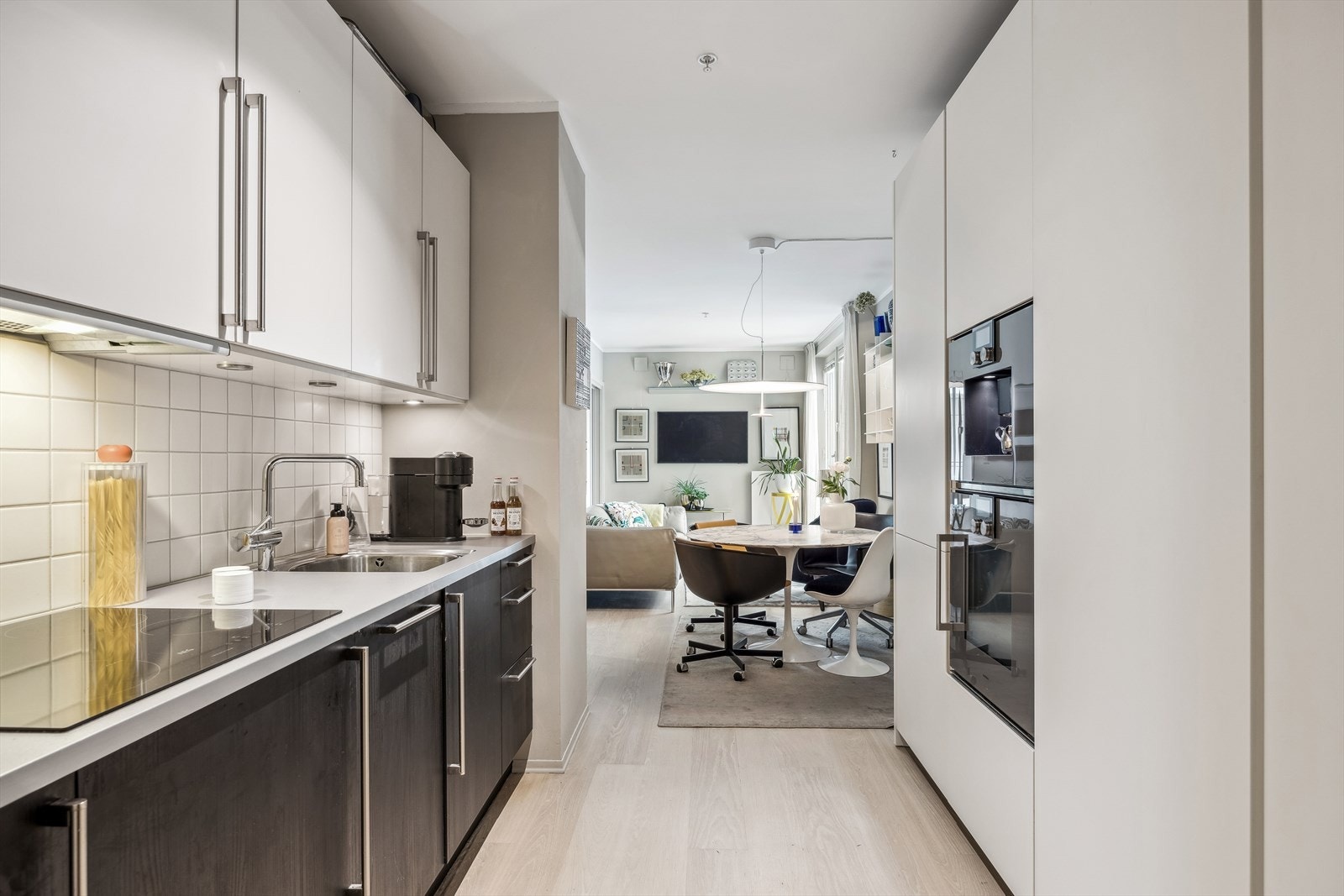 Kjøkkeninnredning fra HTH og Poliform. Den er utstyrt med integrerte hvitevarer som kjøleskap, stekeovn og kaffemaskin fra Gaggenau. Galleribilde