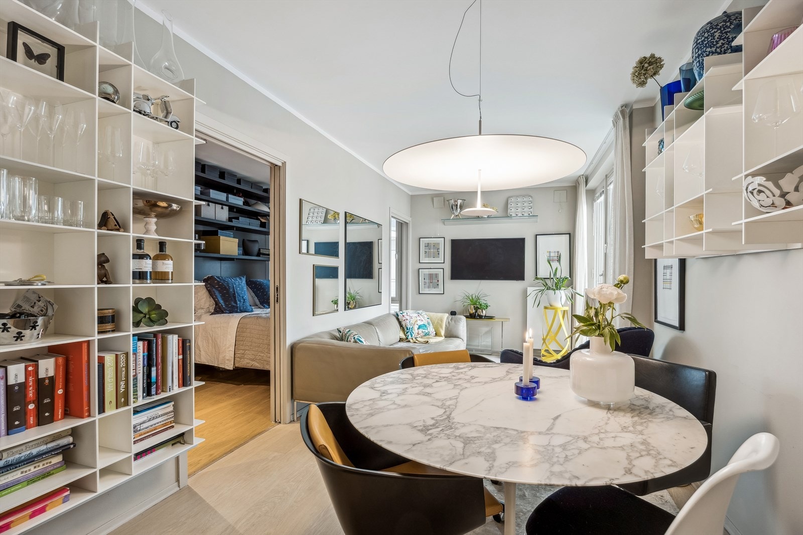 Leiligheten fremstår som delikat og har påkostede løsninger og materialvalg. Galleribilde