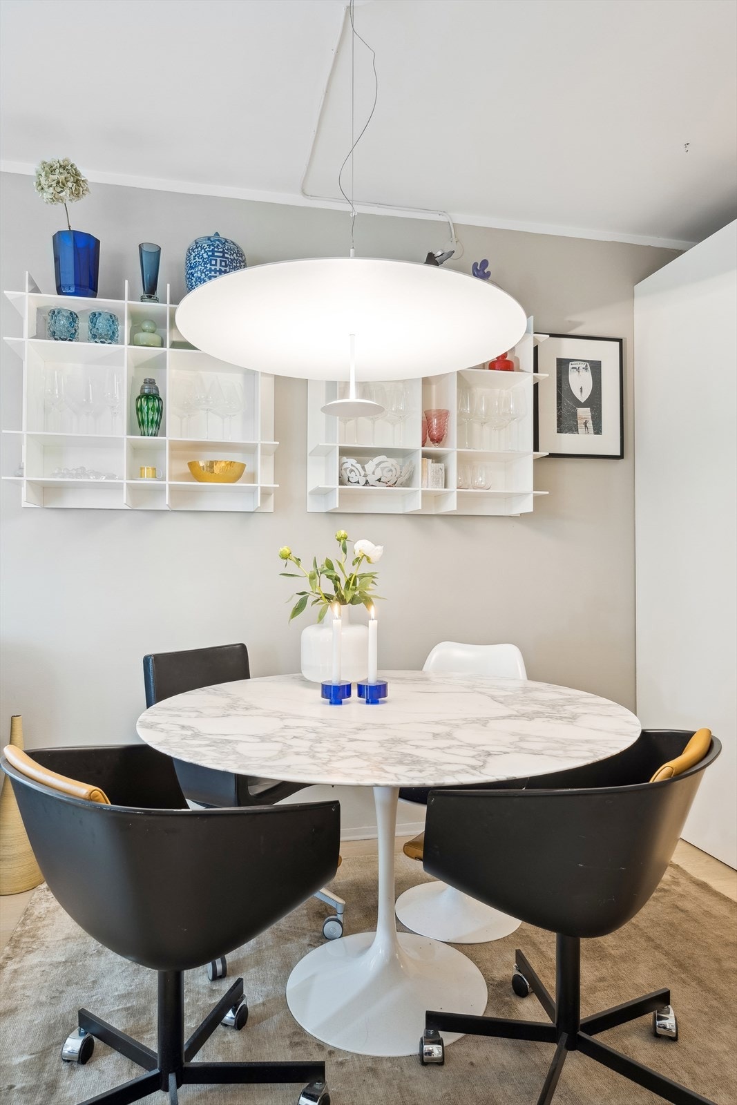 Spisebordet fungerer fint som en romdeler i leiligheten. Galleribilde