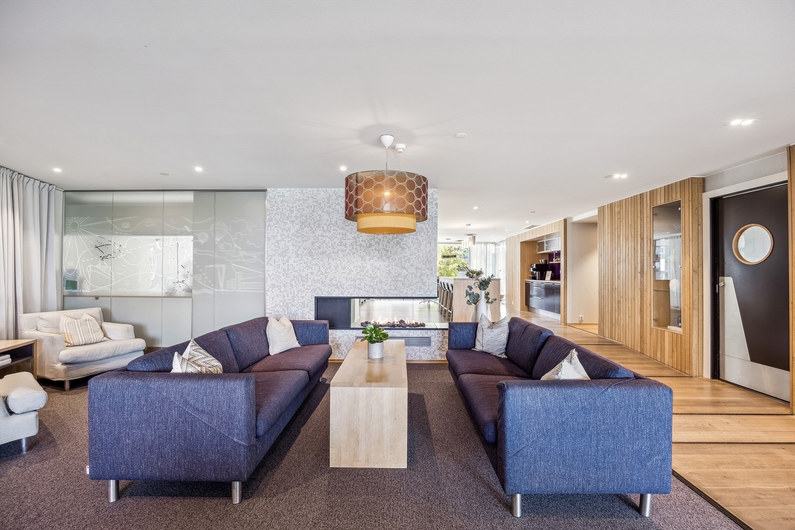 Pluss-konseptet gir beboerne tilgang til en bemannet serviceavdeling med lounge, treningsrom, møte- og selskapsrom, gjesteleilighet, kjøkken og en felles terrasse med flott utsikt mot fjorden. Galleribilde