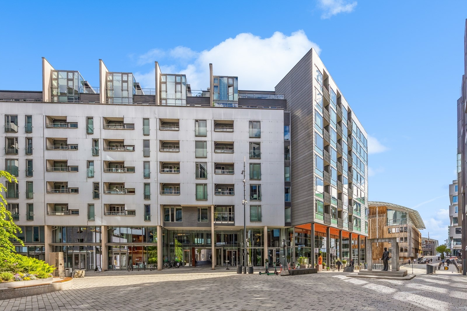 Området rundt bugner av restauranter, kafèer, kulturliv, butikker mm. Galleribilde