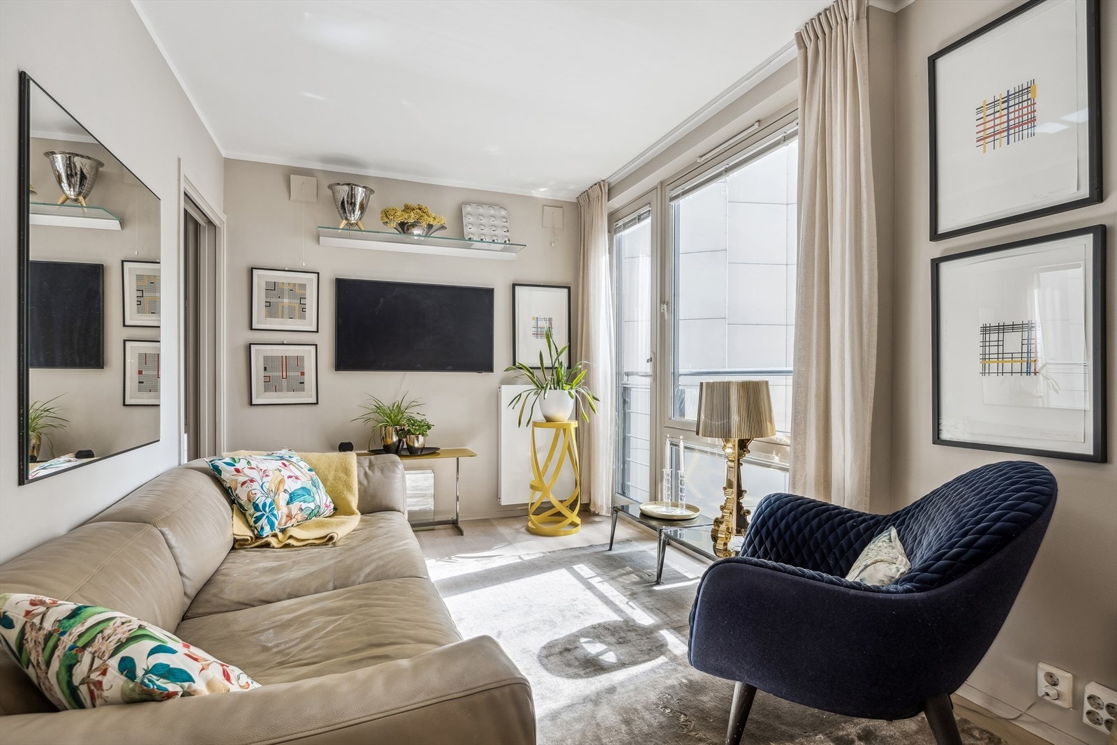 Leiligheten har en fransk vestvendt balkong som slipper inn rikelig med lys for en god atmosfære. Galleribilde