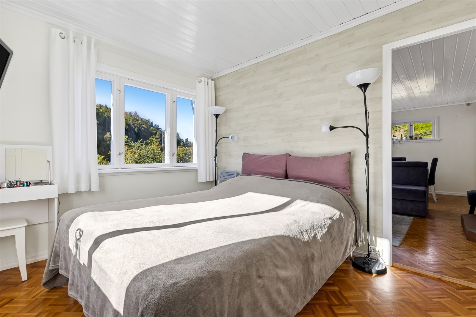 Soverommet i hovedetasjen har vinduer som slipper inn rikelig med dagslys og gir flott utsyn mot naturen. Rommet er utstyrt med garderobeskap som sørger for god og praktisk oppbevaring. Galleribilde