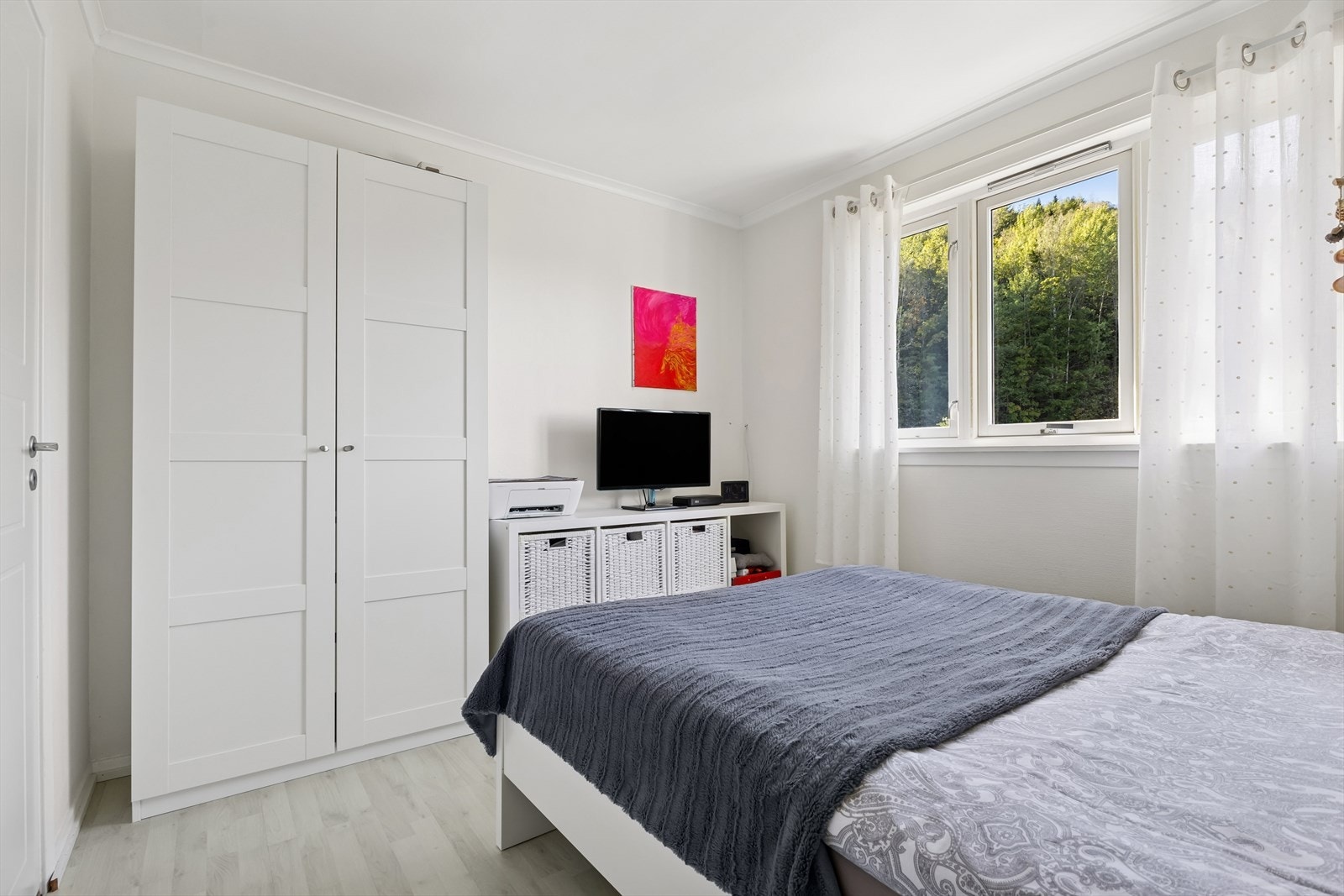 I boligens andre etasje finner du tre lyse og romslige soverom med gode møbleringsmuligheter - perfekt for både barn, gjester eller hobbyrom. Galleribilde