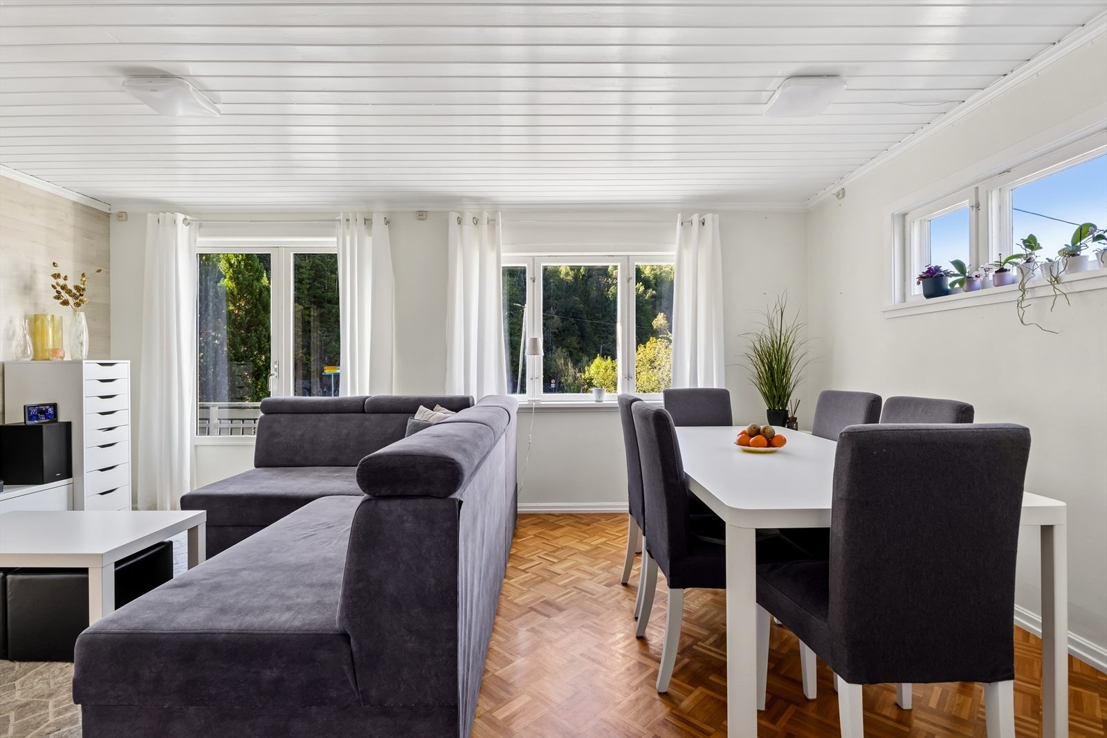 Store vindusflater slipper inn rikelig med dagslys og gir flott utsyn mot naturen utenfor, noe som skaper en luftig og behagelig atmosfære. Galleribilde