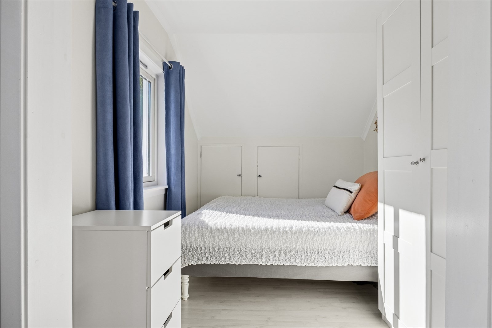 Rommene har god plass til både seng og tilhørende møbler, som nattbord og kommode, og gir fleksible innredningsmuligheter tilpasset ulike behov. Galleribilde