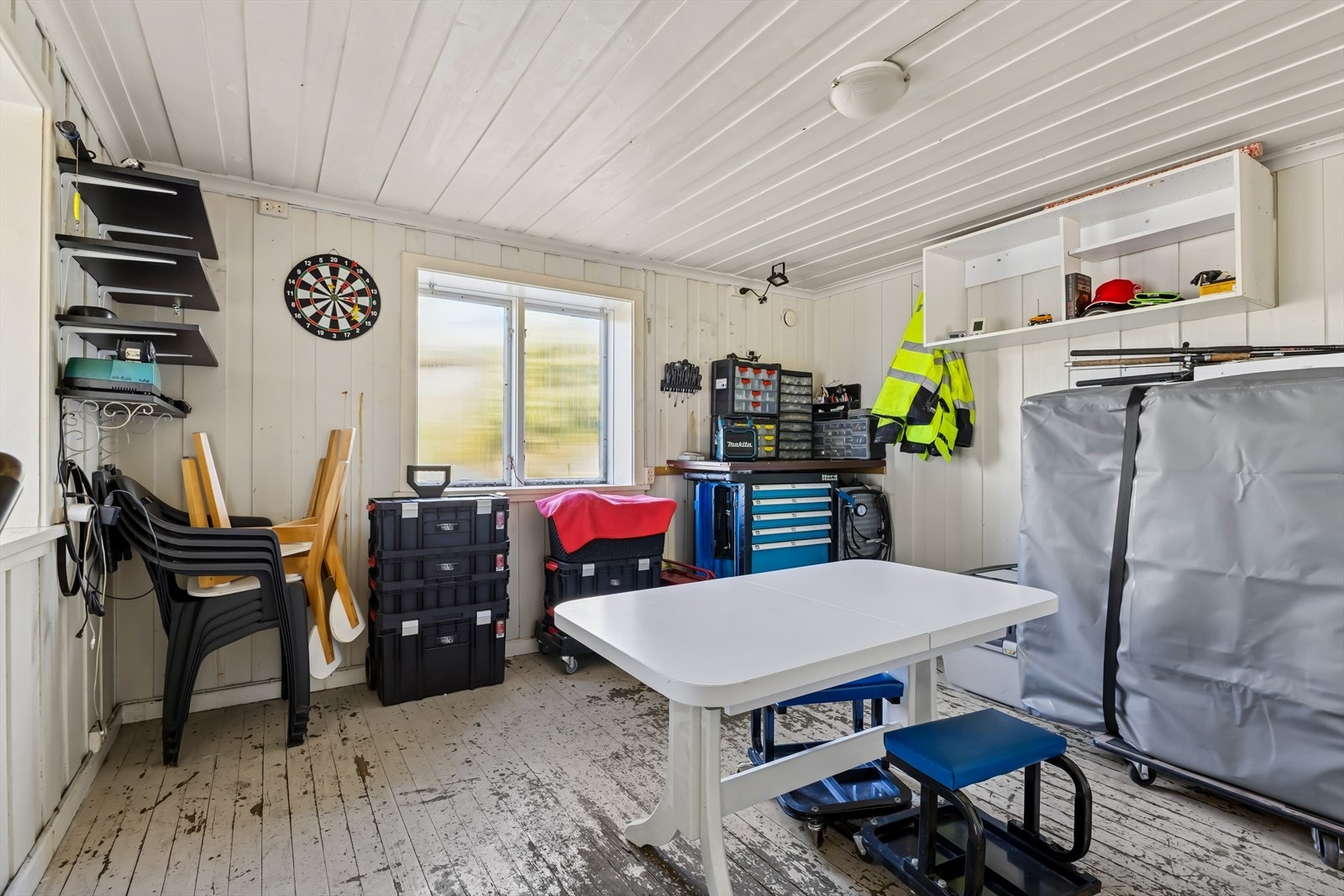 Her finner du flere romslige arealer med god plass til lagring og organisering, perfekt for sesongutstyr, sportsutstyr eller annet du ønsker å ha lett tilgjengelig, men ute av veien. Galleribilde