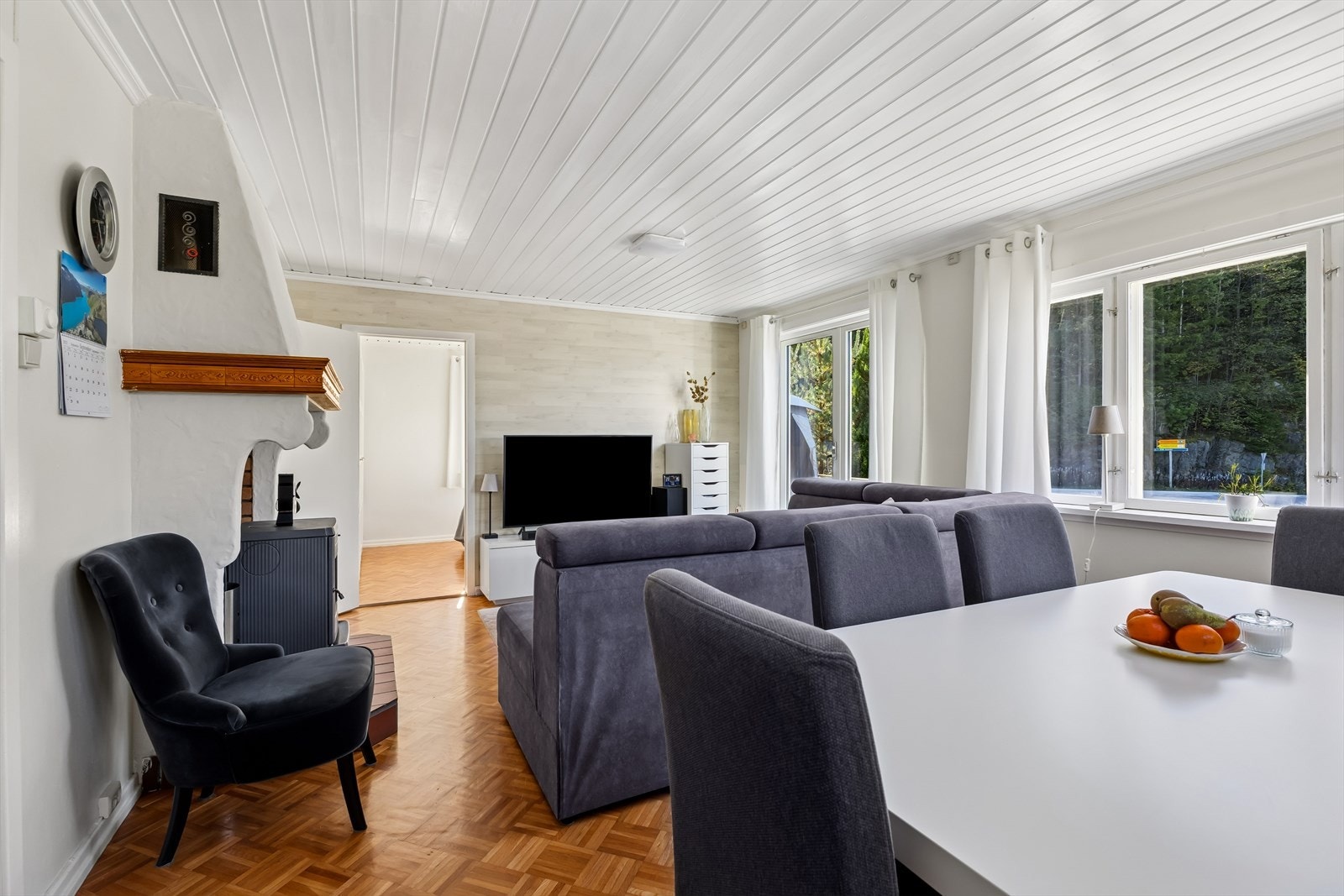 Stuen er et naturlig samlingspunkt i boligen, med god plass til både sofagruppe og spisebord - perfekt for hyggelige sammenkomster og rolige hverdagsstunder. Galleribilde