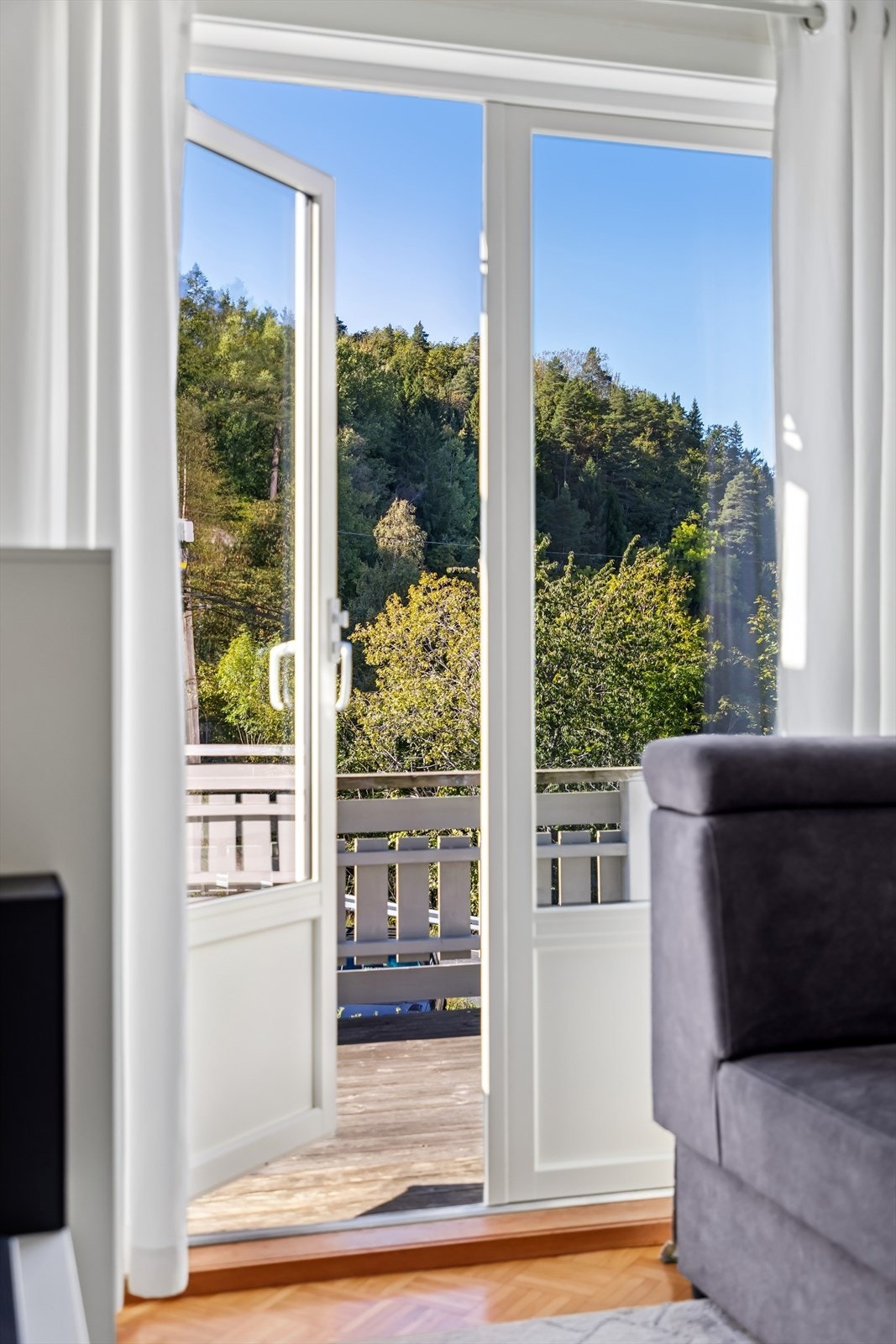 Verandadøren ble skiftet ut i 2020 og fremstår moderne og funksjonell, med enkel tilgang til den romslige terrassen. Galleribilde