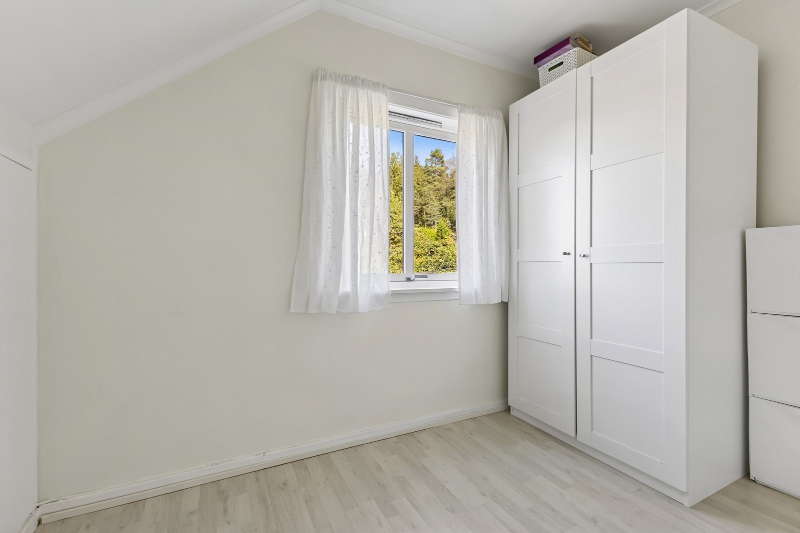 Alle soverommene er innredet med garderobeskap som gir effektiv og praktisk oppbevaring av klær og personlige eiendeler. Galleribilde