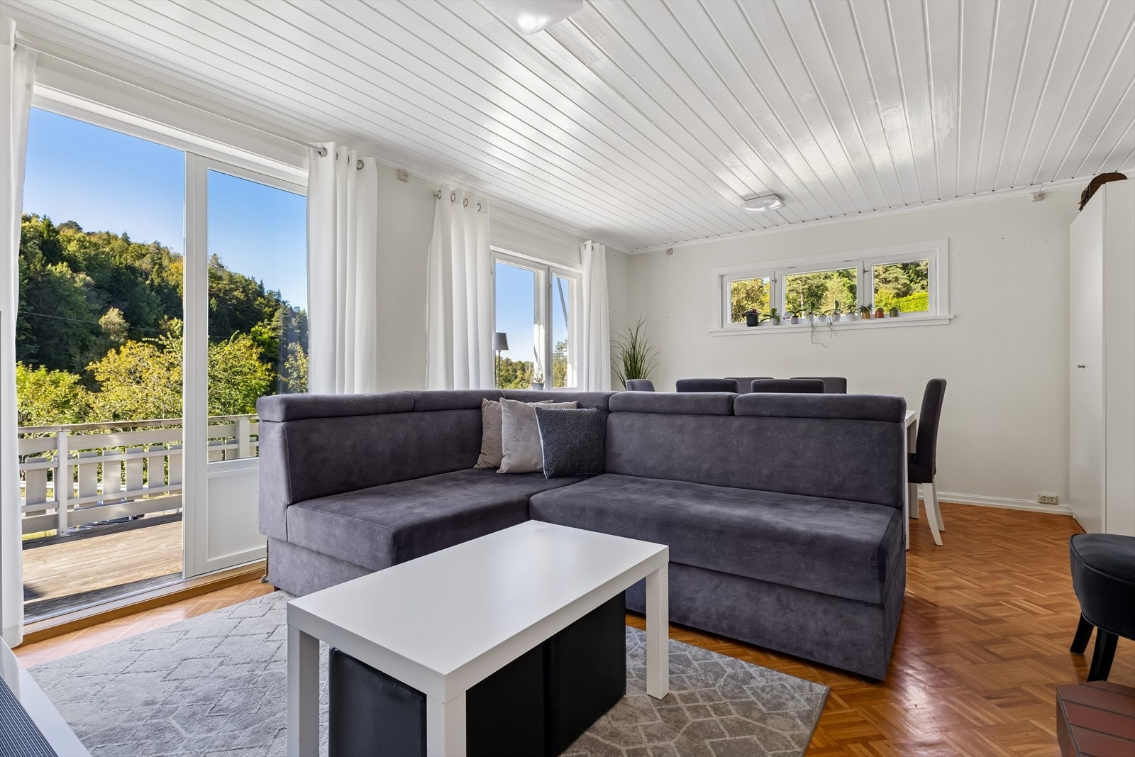 Fra stuen er det direkte utgang til en romslig terrasse på hele 41 kvm, hvor du kan nyte solrike dager, måltider utendørs eller bare slappe av med utsikt mot hagen. Galleribilde