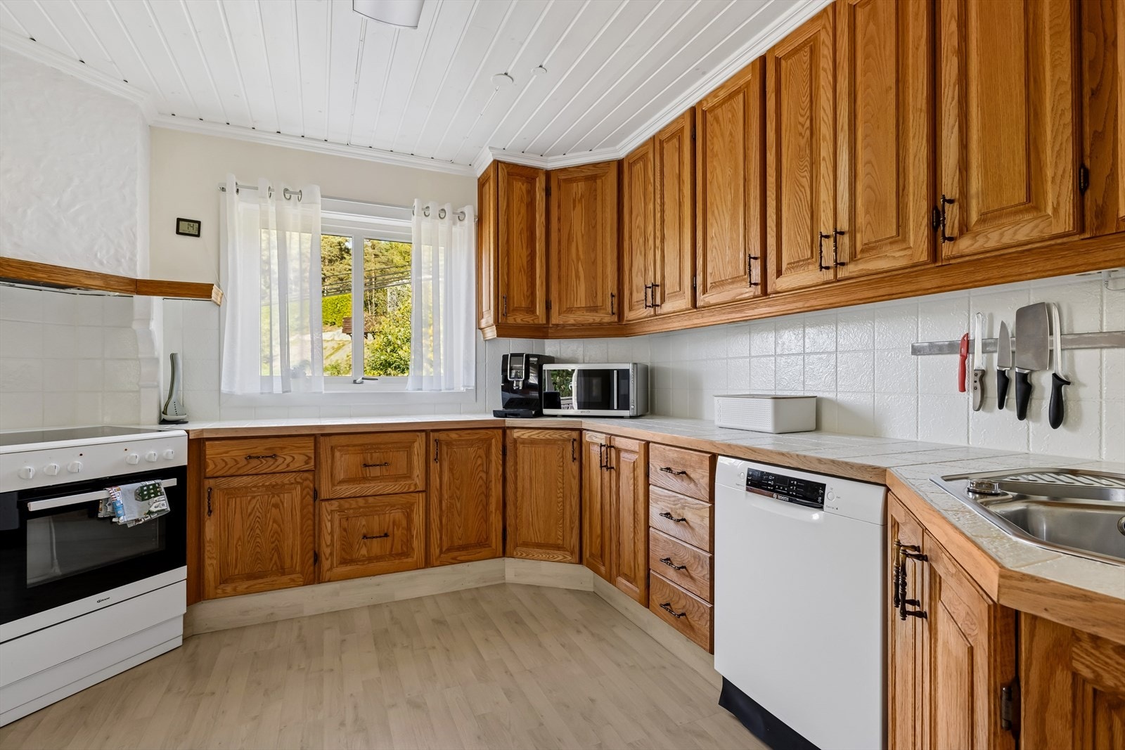 Over benken er det lagt fliser som både beskytter og tilfører et dekorativt element til rommet. Galleribilde