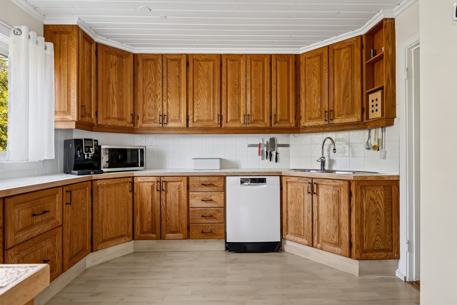 Det er avsatt plass til komfyr, kjøleskap og oppvaskmaskin, noe som gir god fleksibilitet for valg av hvitevarer etter eget behov. Galleribilde