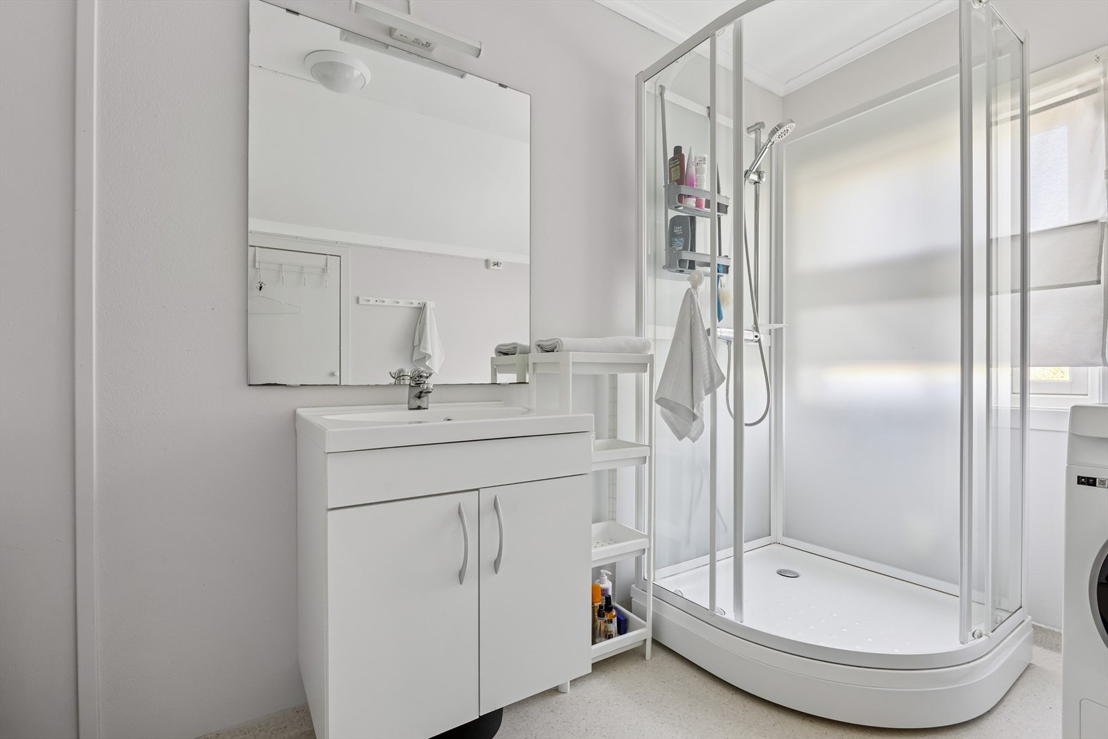 I loftsetasjen finner du et kombinert bad/vaskerom med gulvbelegg med oppkant, som gir god beskyttelse mot fukt og enkel rengjøring. Vegger og tak har slette, malte overflater som gir et lyst og nøytralt uttrykk. Galleribilde