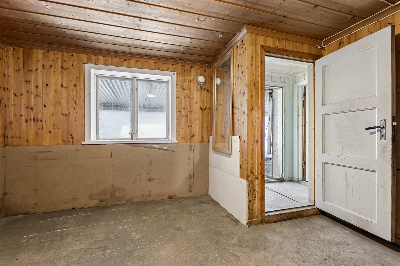 Kjelleren har egen inngang direkte fra hagen, noe som gir både fleksibilitet og praktiske muligheter. Galleribilde