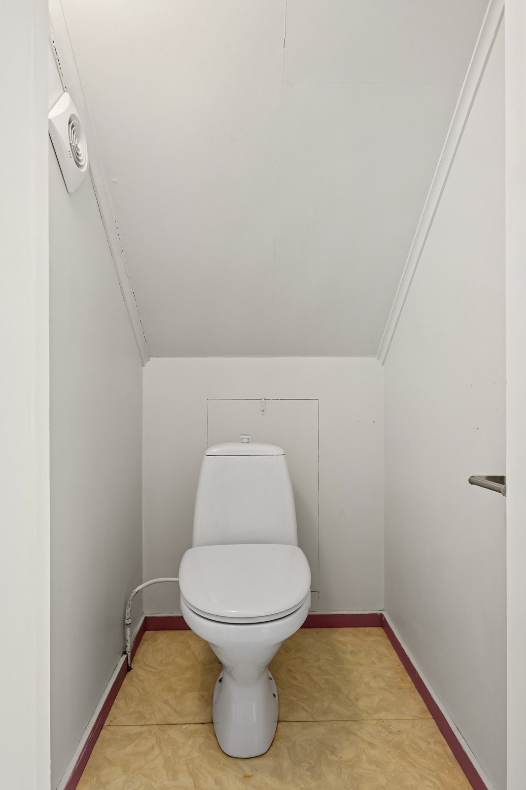 Toalettrommet i loftsetasjen er utstyrt med gulvmontert toalett og har elektrisk avtrekksvifte som sørger for god ventilasjon og et behagelig inneklima. Galleribilde