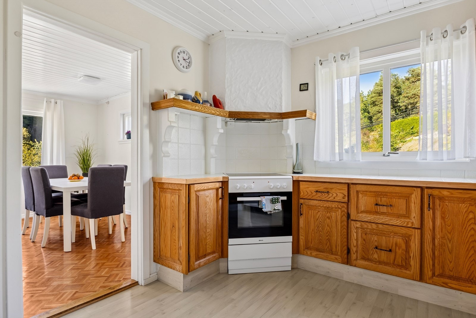 Kjøkkenet er innredet med over- og underskap med fronter i overflatebehandlet tre. Galleribilde