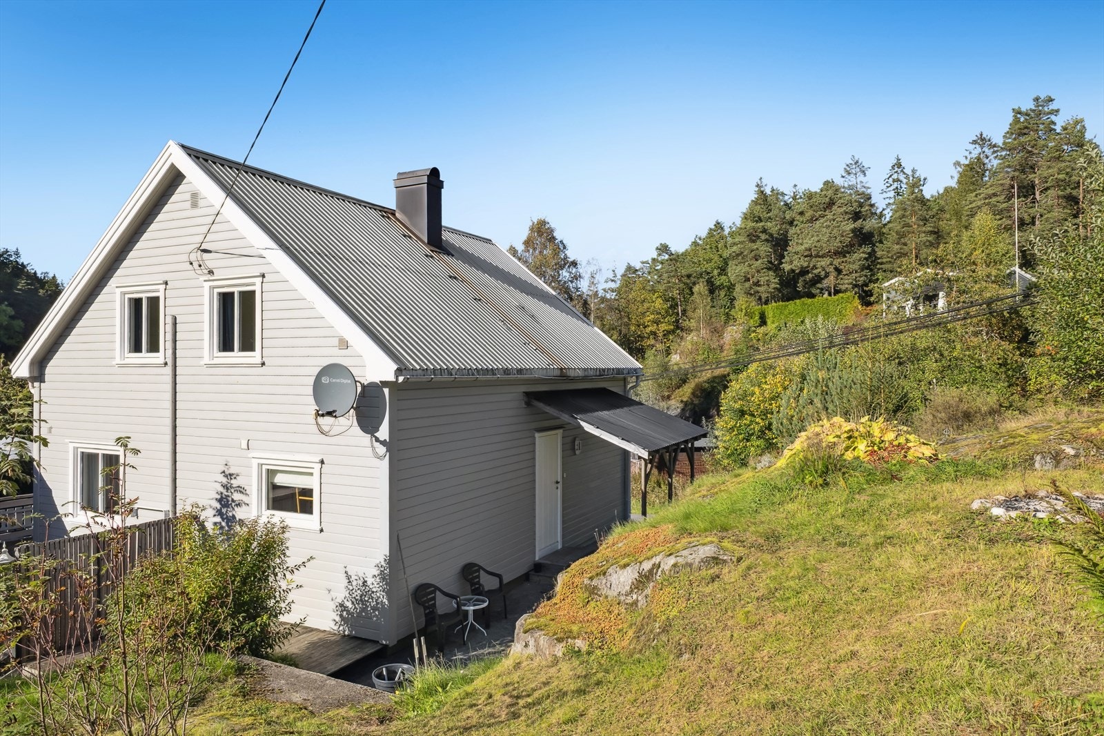 En romsliog enebolig over tre plan med fire soverom og to bad beliggende i naturskjønne omgivelser. Galleribilde