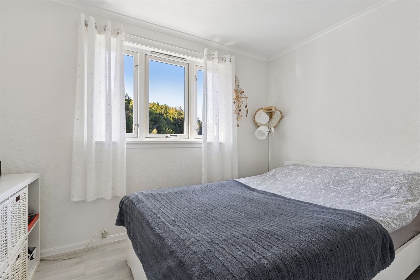 Alle soverommene har vinduer av god størrelse som sikrer gode lys og utsiktsforhold. Galleribilde