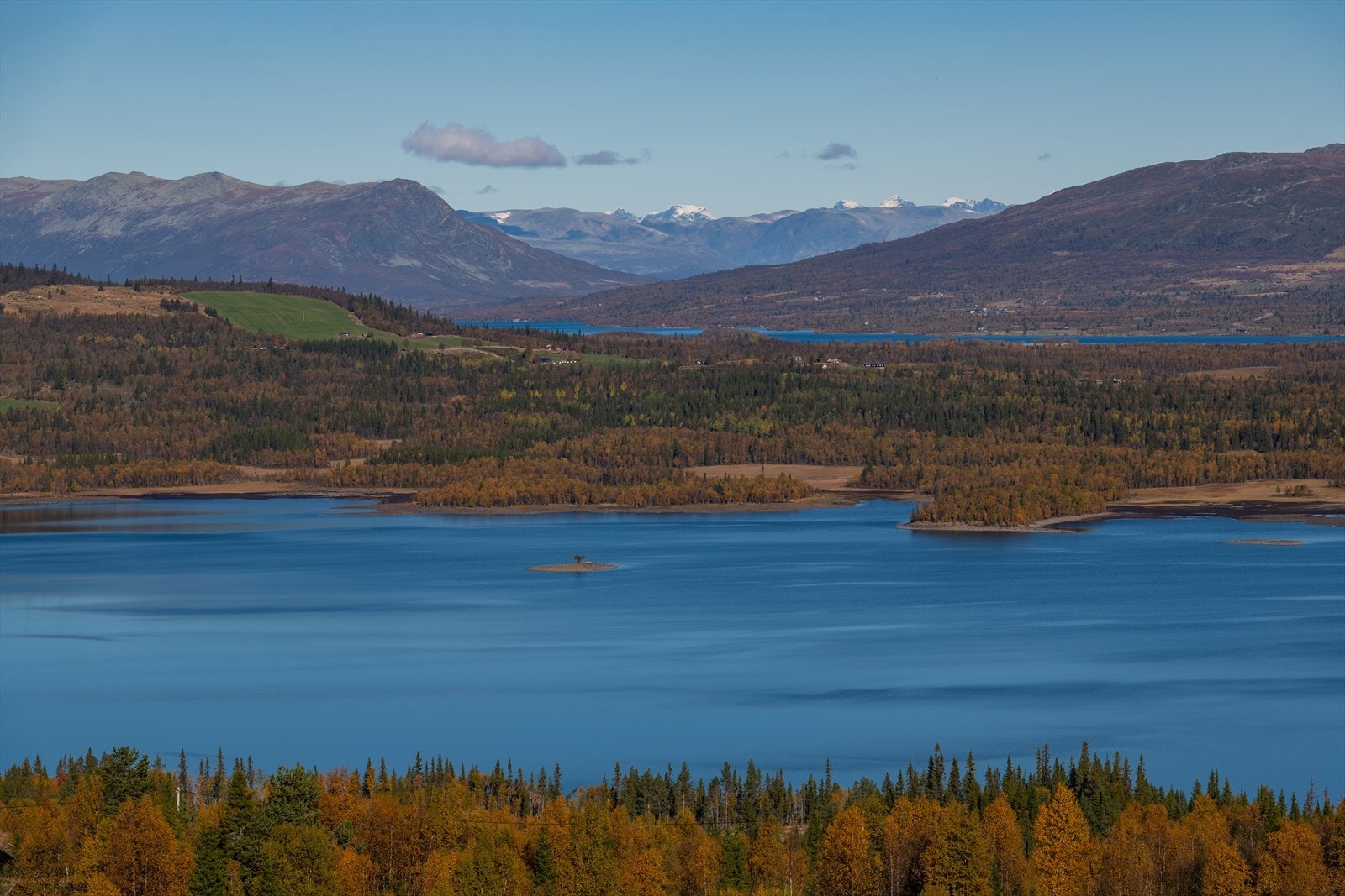 Bilde tatt fra tomt 8/9 - utsyn mot Jotunheimen med bland annet topper som Store Knutsholstind. Galleribilde
