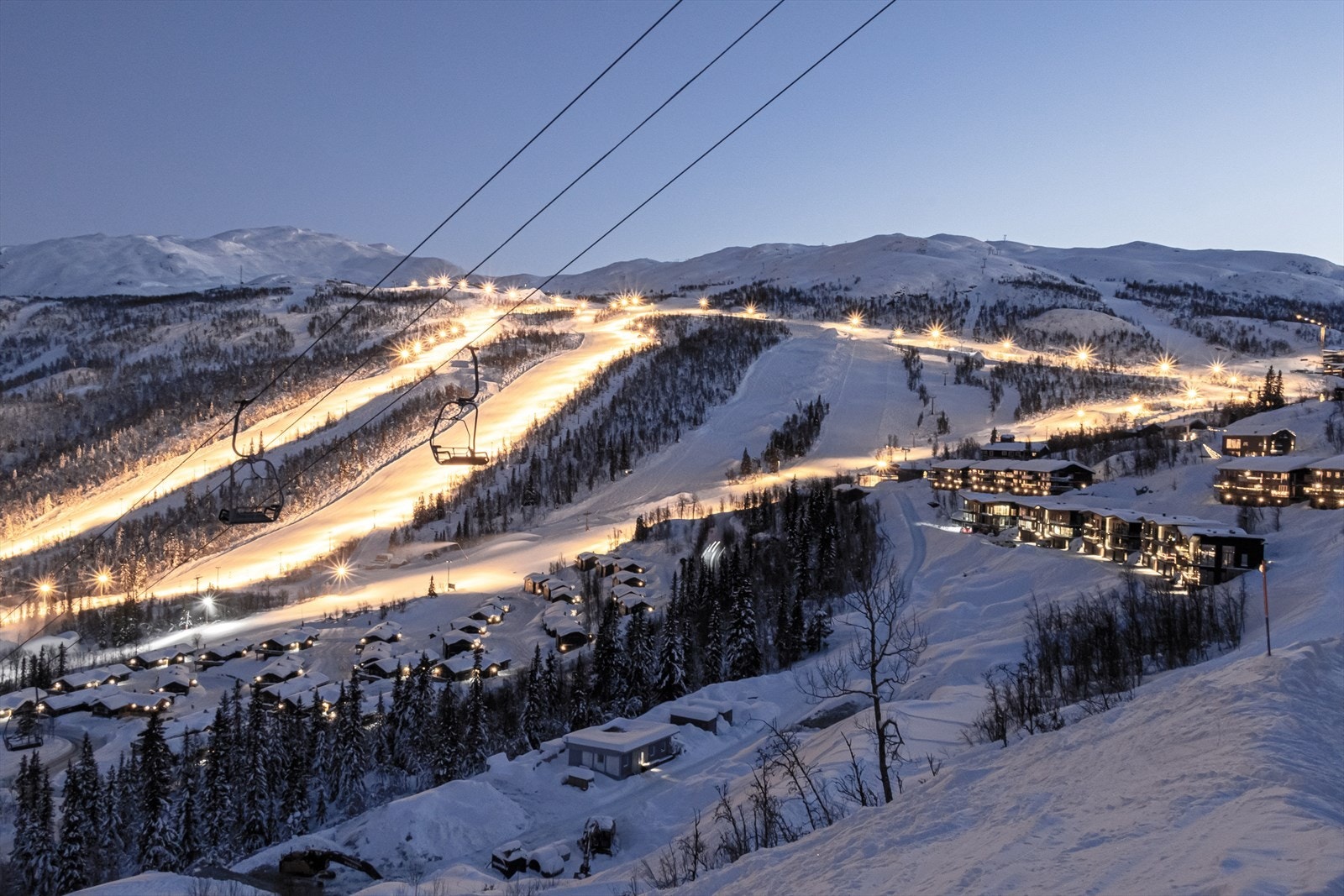 Er kun en liten kjøretur på ca. 35 minutter til Hemsedal Skisenter - anlegget byr på bakker og off-pist - for alle! Galleribilde