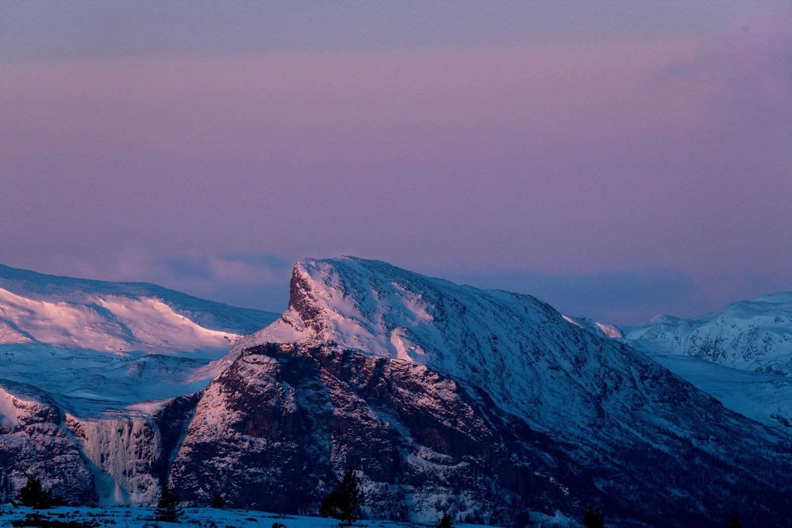Hydnefossen i vinterdrakt. Bilde tatt oppe på platået på Golsfjellet. Galleribilde