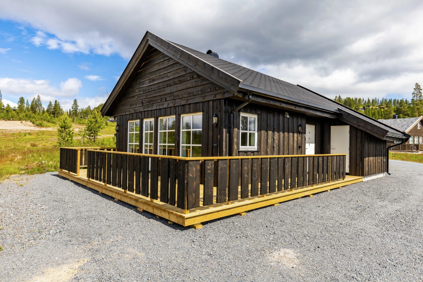 På området er det også muligheter for diskgolf, minigolf, sandvolleyball og ballbinge. Illustrasjon er ikke av selve hytta. Galleribilde