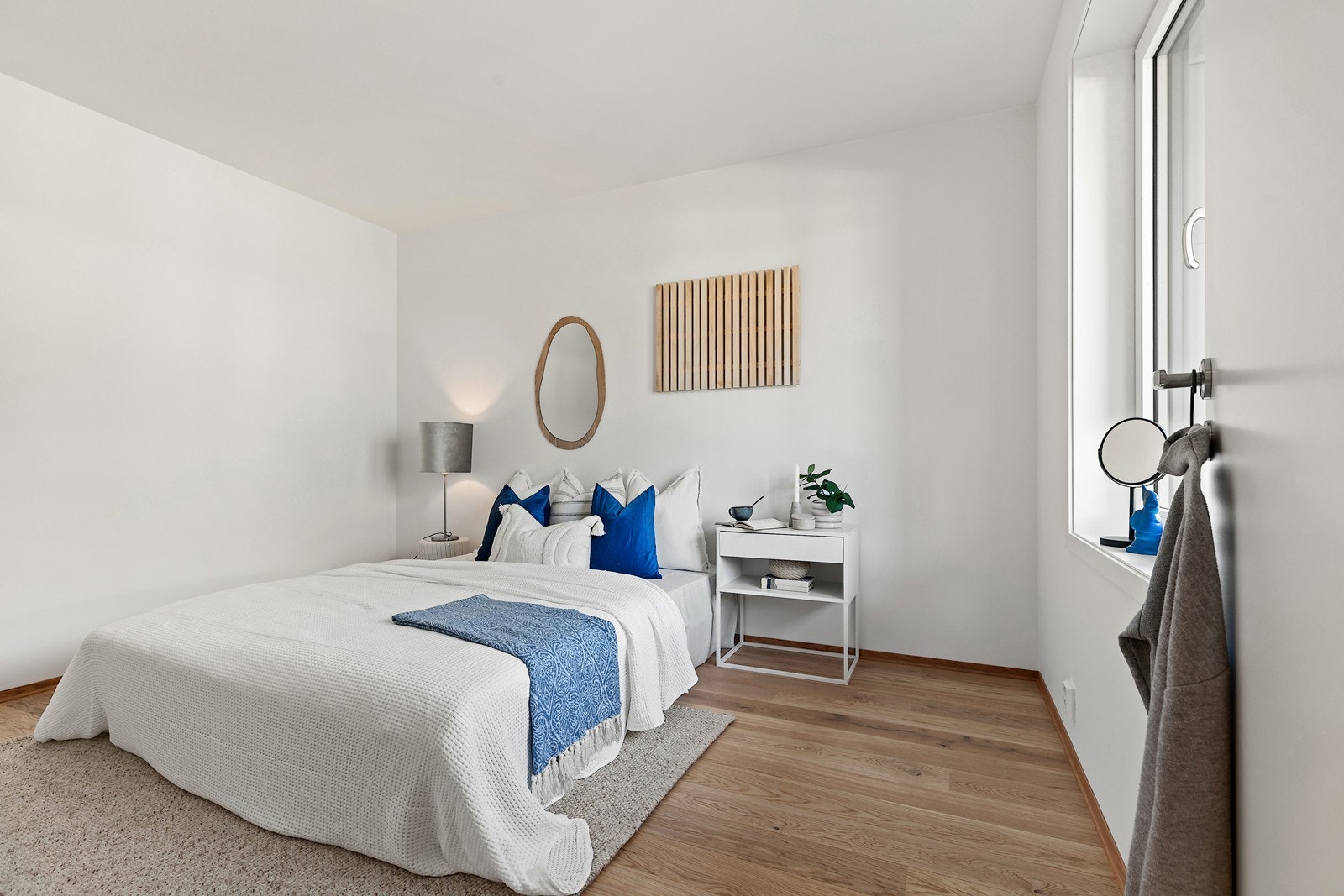 Soverommet er pent innredet med dobbeltseng med tilhørende nattbord og har rom for garderobe. Galleribilde