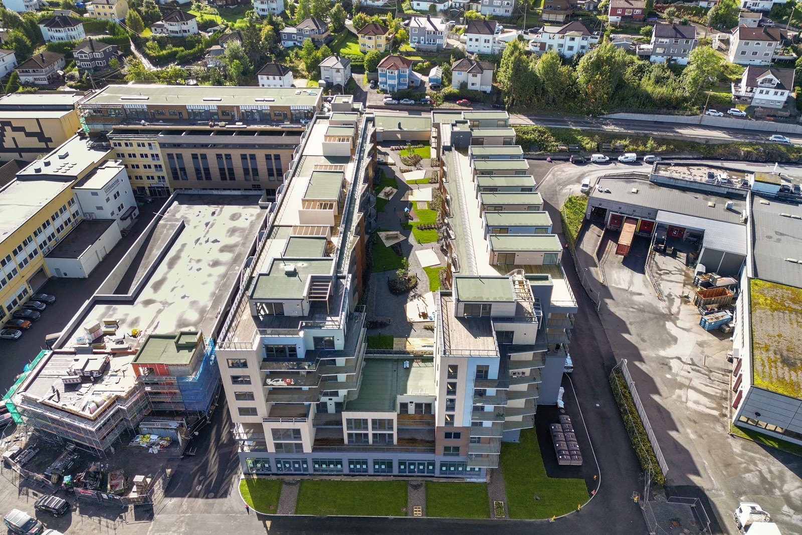 Området er også ideelt for familier. Det finnes flere barnehager og skoler i nærheten, som Åskollen barnehage, Nøstodden barnehage, Åskollen skole og Marienlyst ungdomsskole. Galleribilde