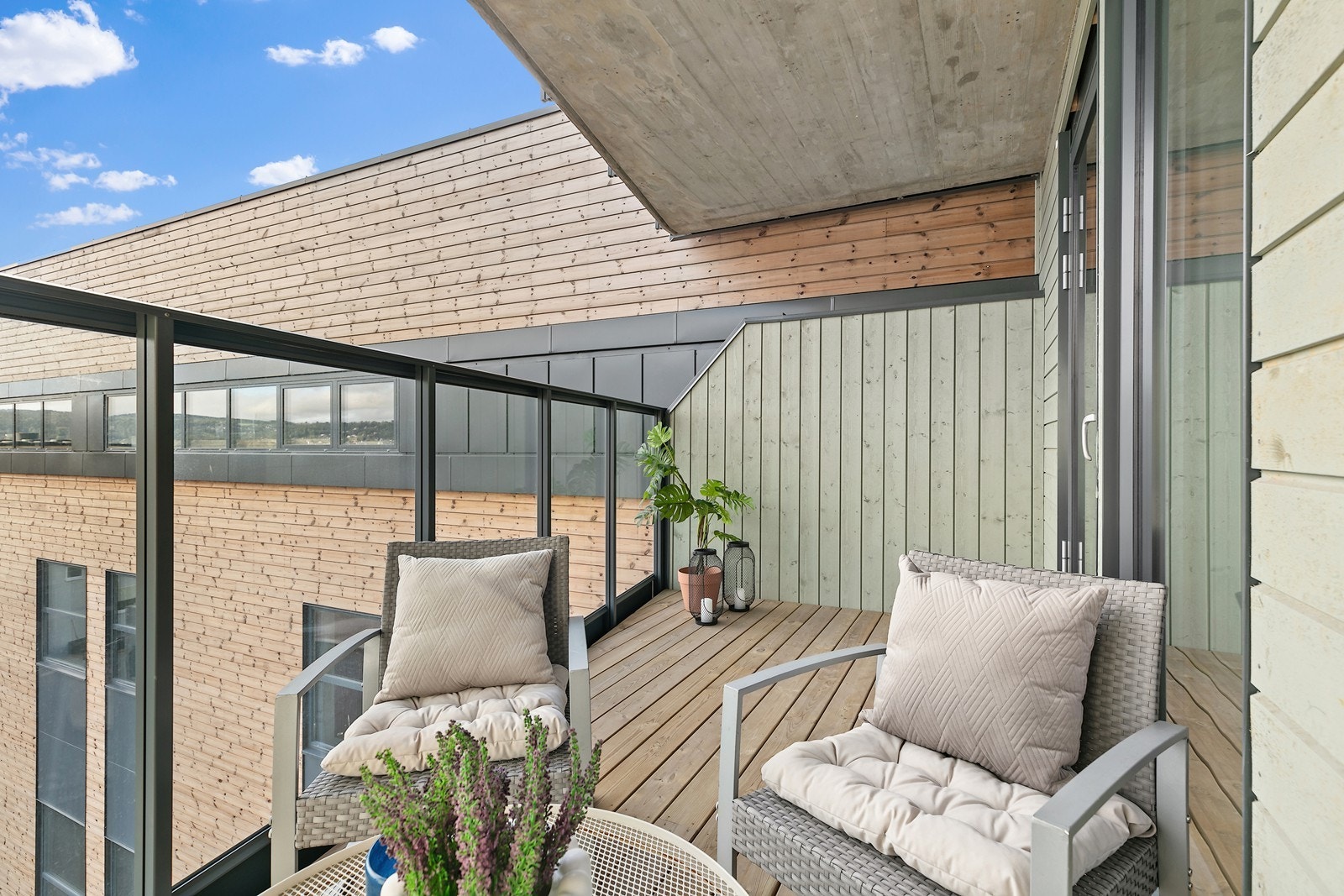 Fra stuen er det direkte utgang til en hyggelig østvendt balkong. Galleribilde