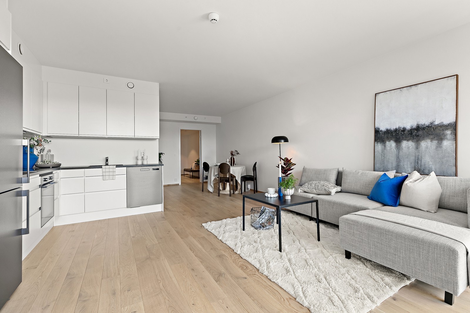 Den åpne løsningen mot kjøkkenet som gjør at rommet føles som et åpent og sosialt allrom. Galleribilde