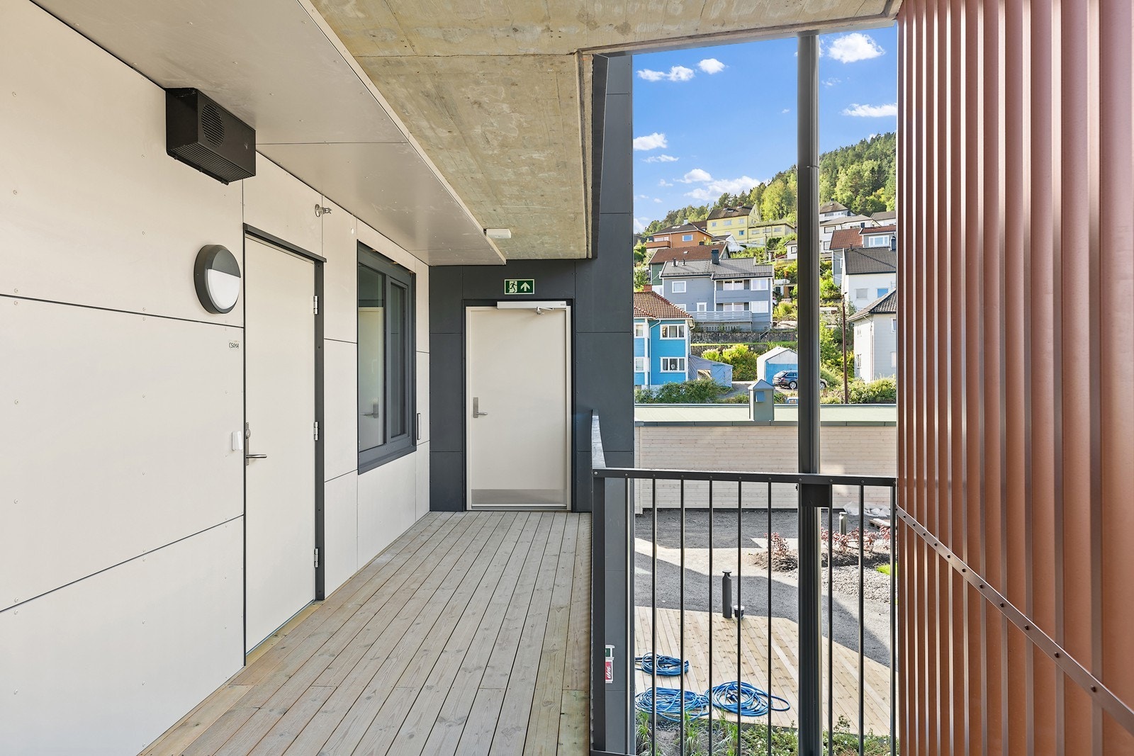 Adkomst til leiligheten skjer enkelt og trappefritt via heis. Galleribilde