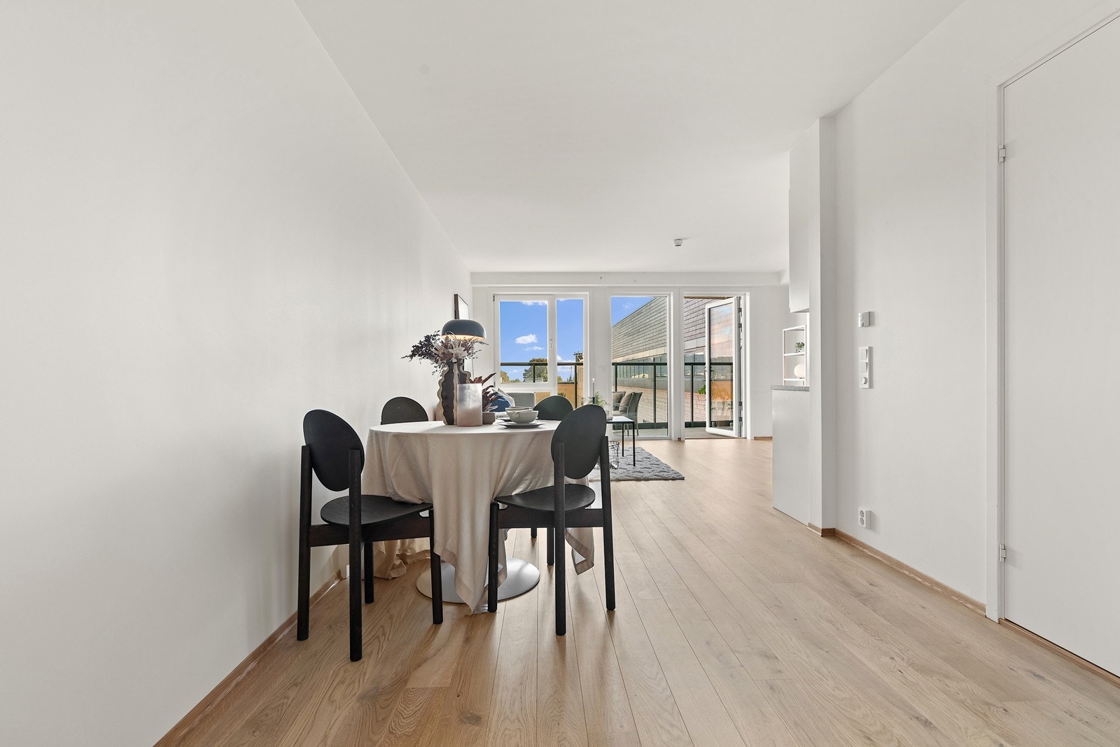 Stuen er lys og innbydende med 1-stavs eikeparkett på gulv og slette vegger malt i en moderne og stilren fargetone. Galleribilde