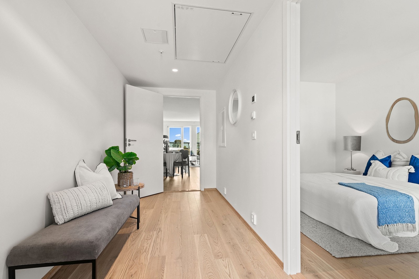 Lys og romslig entré. Det er god plass til oppheng for yttertøy og til å sette ifra seg sko. Galleribilde