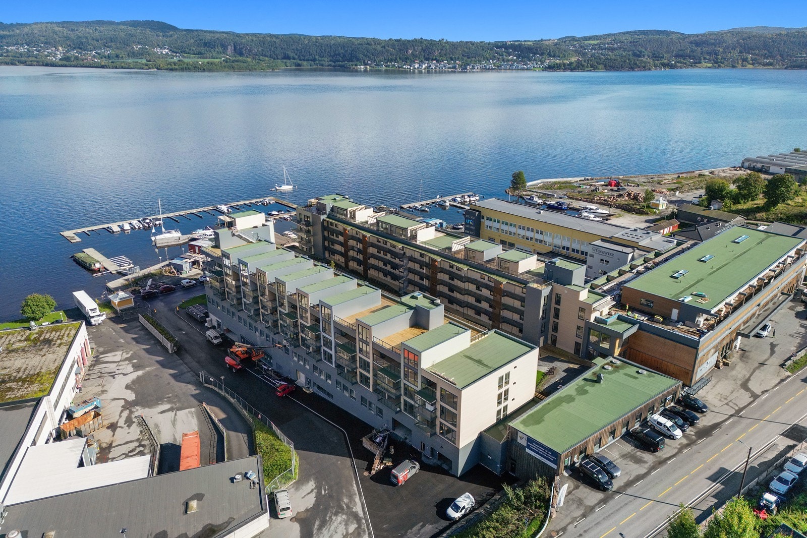 Dagligvarebutikker, apotek og andre nødvendige servicetilbud finnes i gangavstand, og Drammen sentrum er lett tilgjengelig til fots, med sykkel eller kollektivtransport. Galleribilde