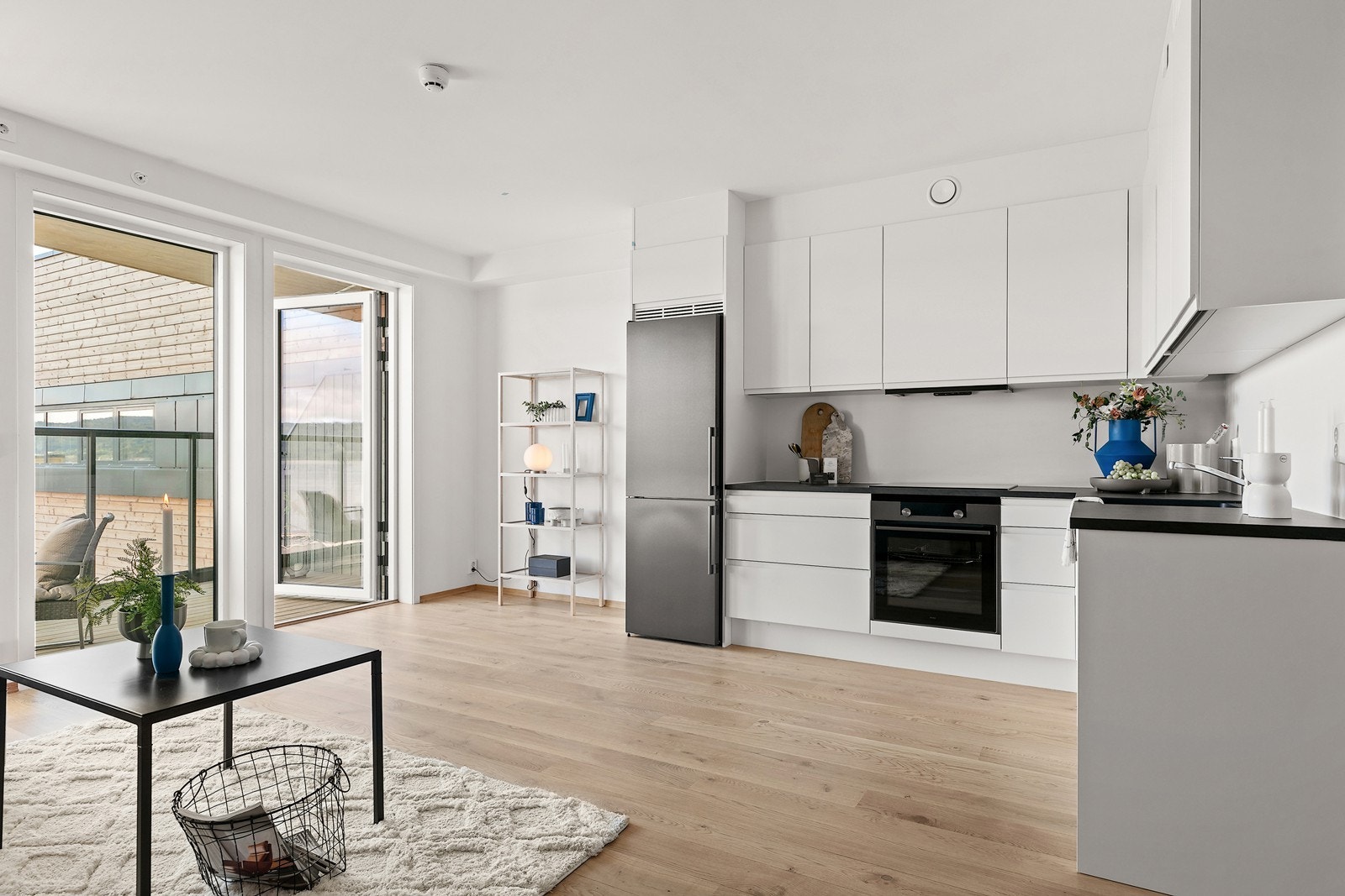 Alt er lagt til rette for den optimale lyssettingen med vindusflater som bringer den naturlige belysningen fint inn. Galleribilde