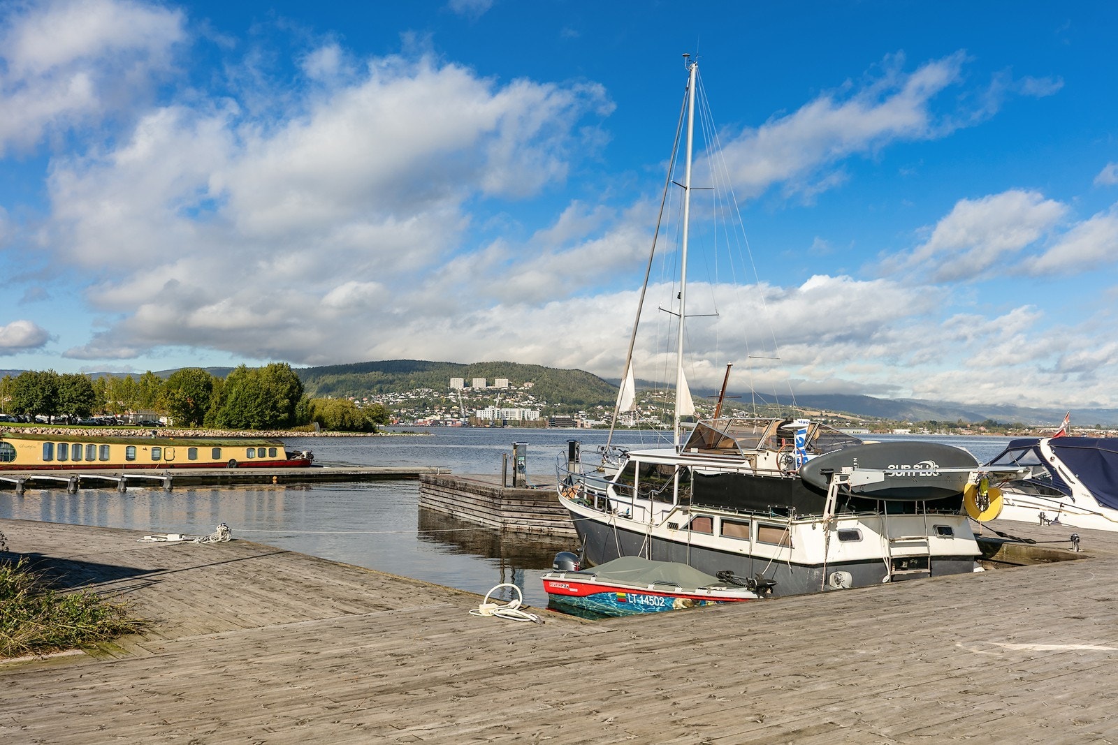 Nøsted Marina ligger rett på brygga, omgitt av maritime omgivelser og båtplasser. Galleribilde