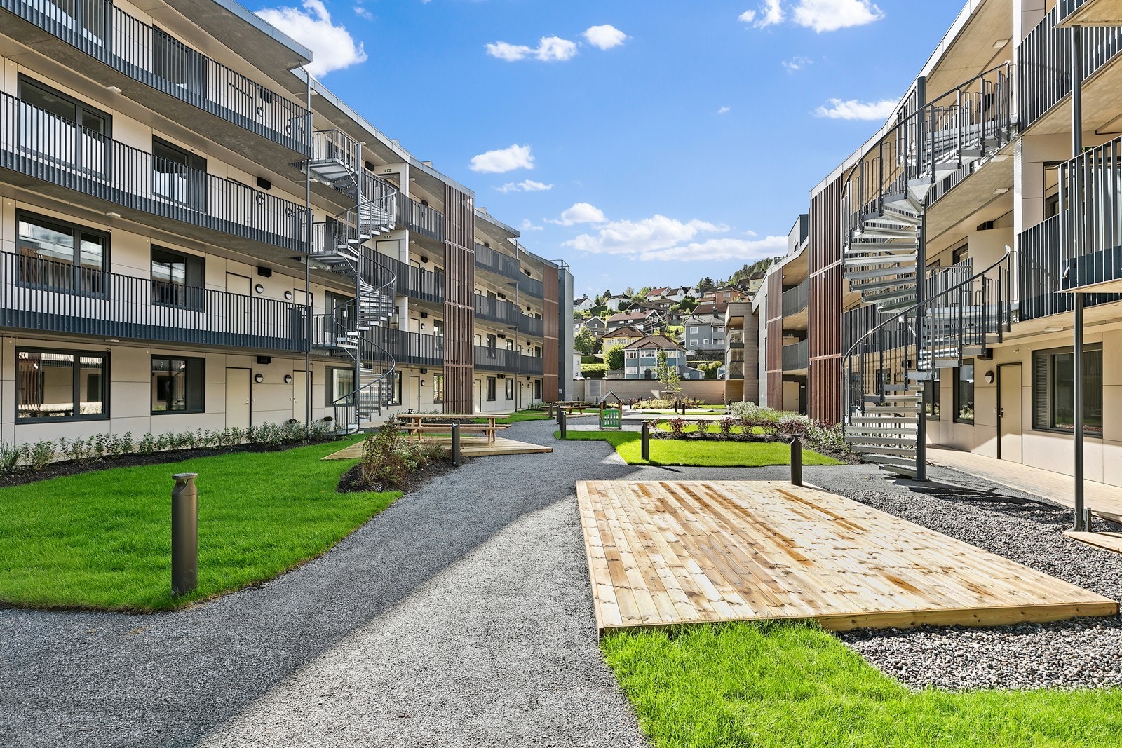 Det er kort vei til Drammen sentrum, flotte turområder i marka ved Nordbykollen, og den populære Sota badestrand. På området finner du fasiliteter som båthavn, kajakk-pool, treningssenter. Galleribilde