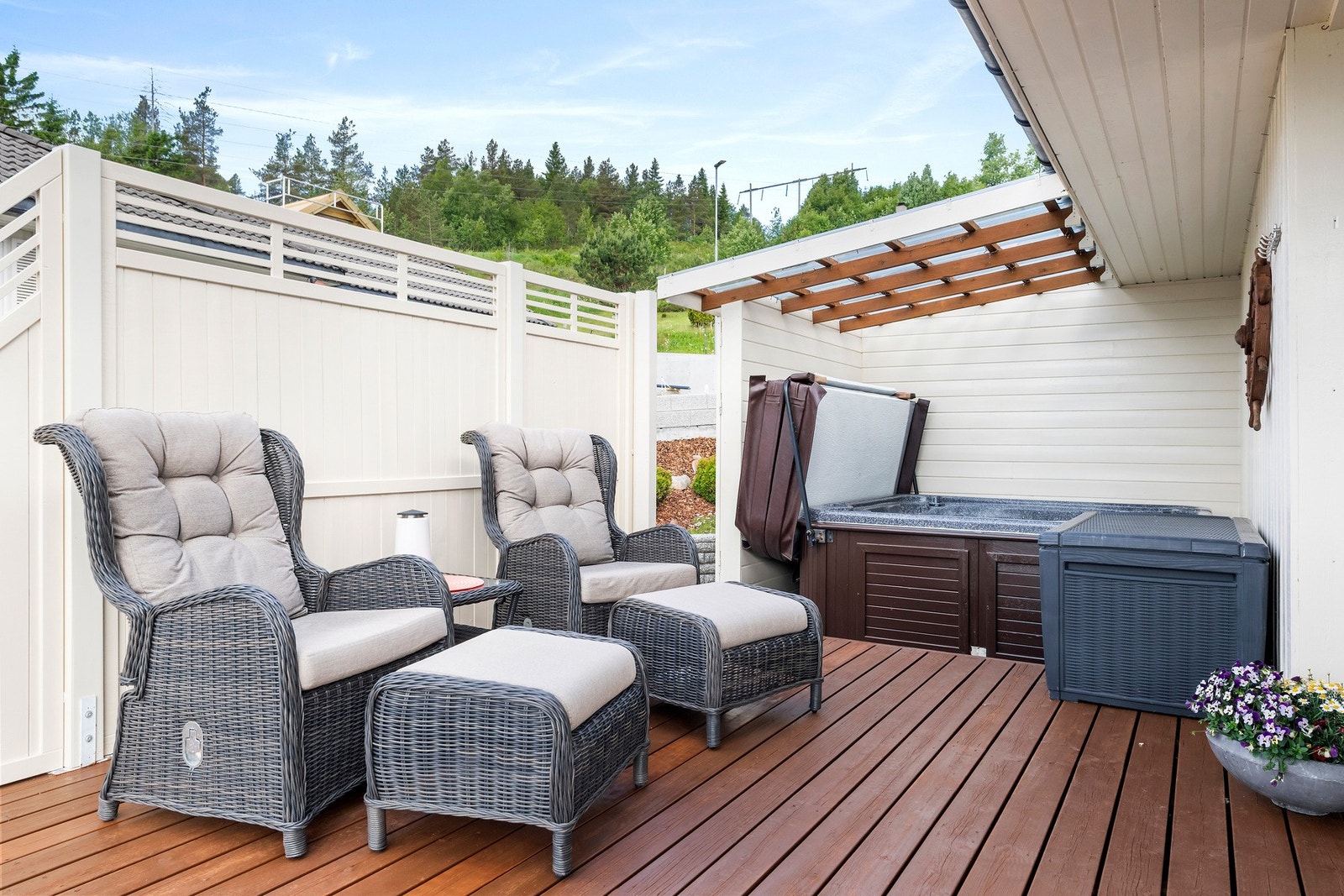 Det er også montert jacuzzi som medfølger handelen. Godt skjermet for hardt vær og innsyn. Galleribilde