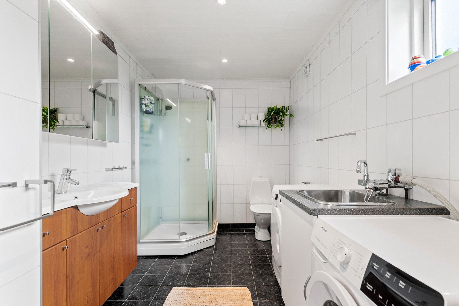 Bad i utleiedel med løsning for vaskemaskin. Galleribilde